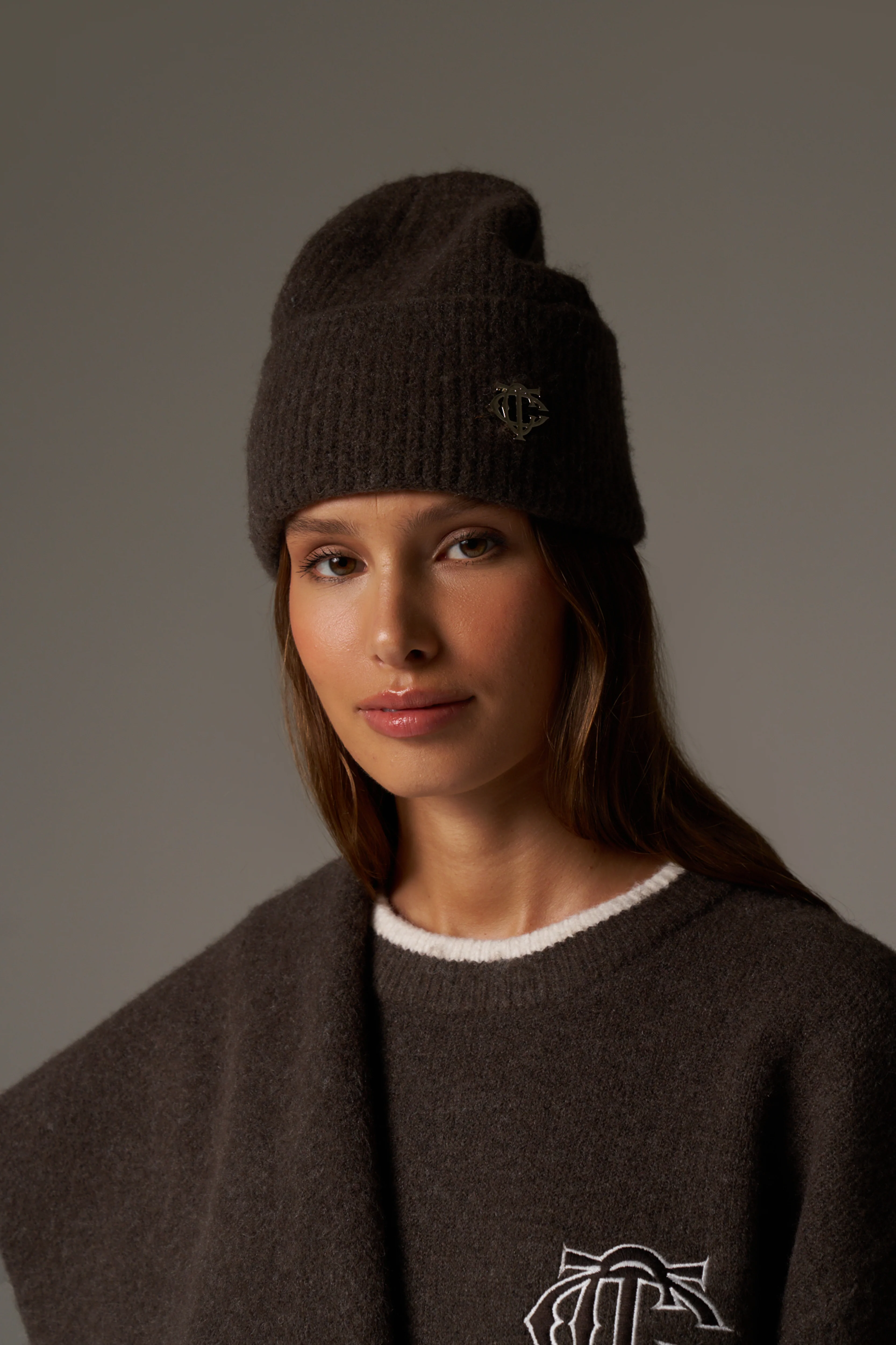 FLUFFY KNIT MONOGRAM PIN BADGE BEANIE - BROWN