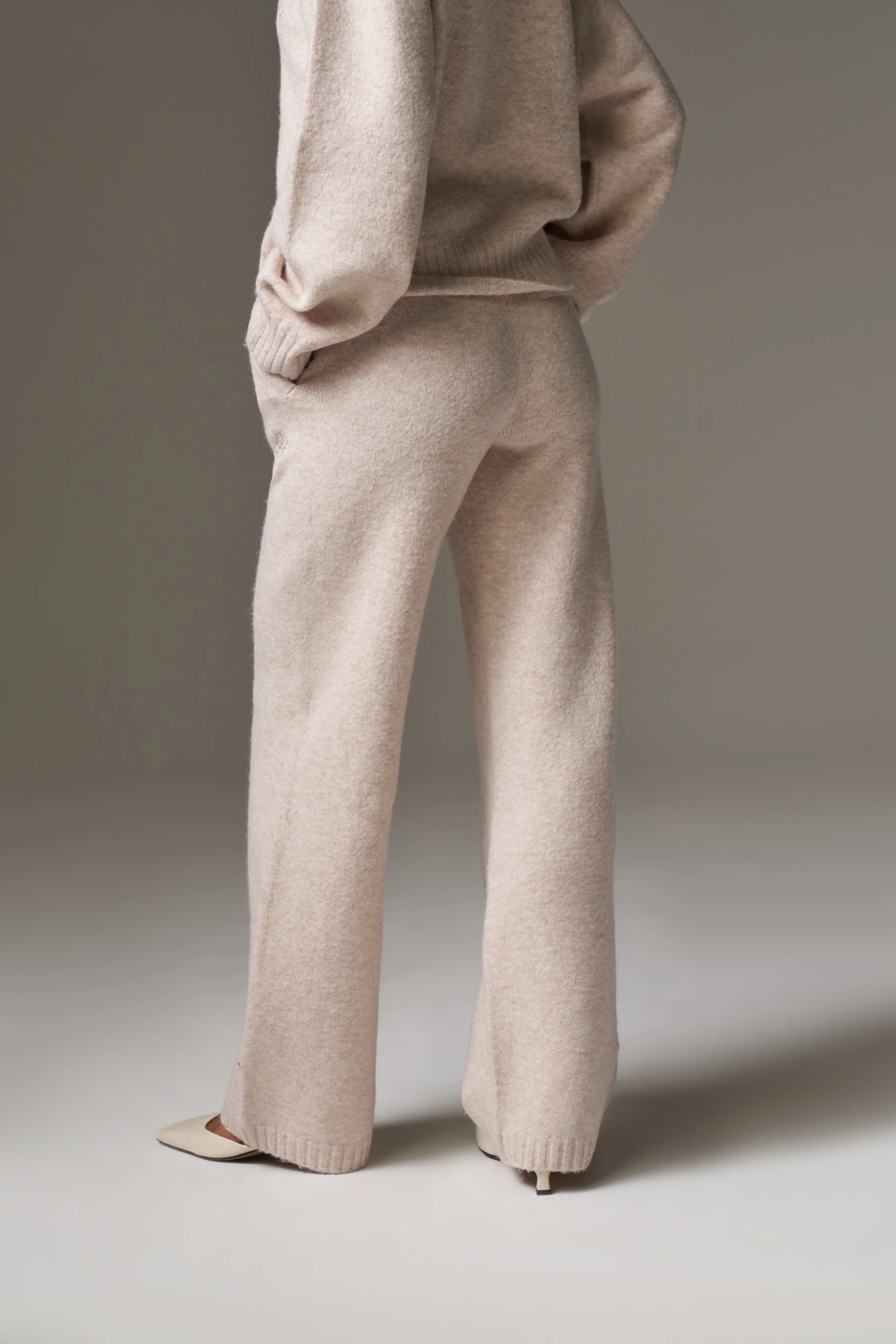 FLUFFY EMBLEM EMBROIDERED JOGGER - PINK