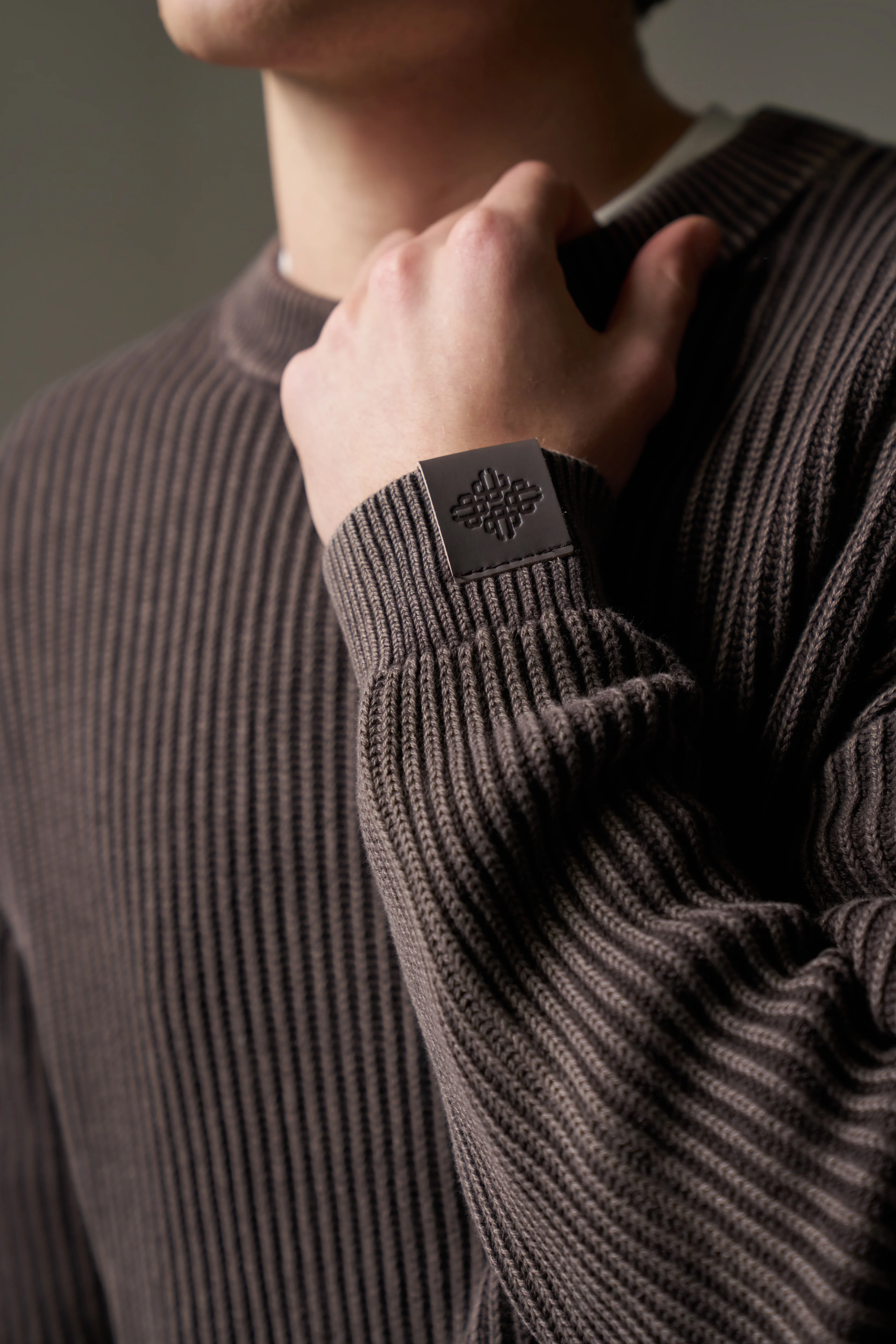 HEAVY WASHED RIBBED KNIT CREW - BROWN