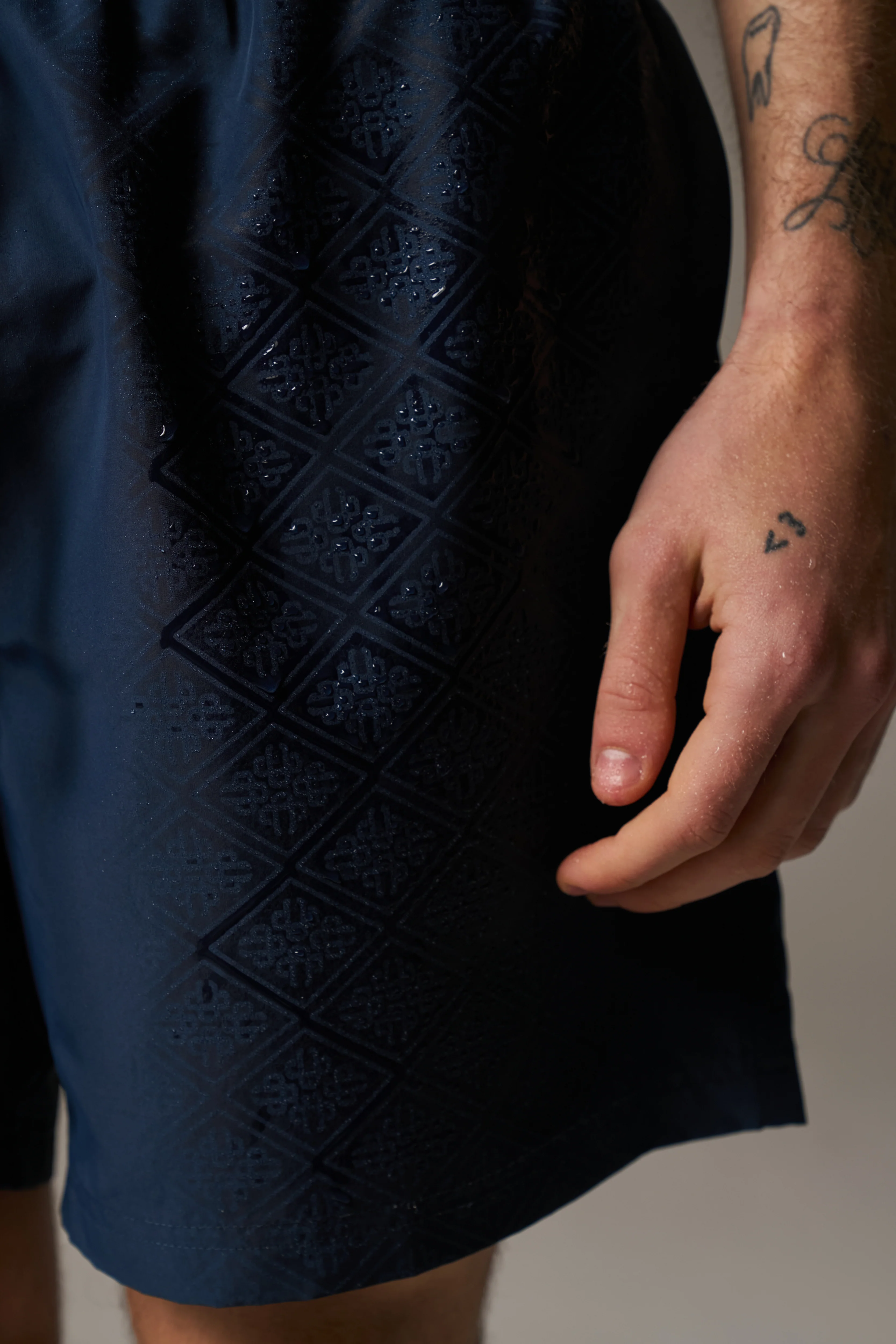 WATER REACTIVE EMBLEM SWIM SHORT - NAVY