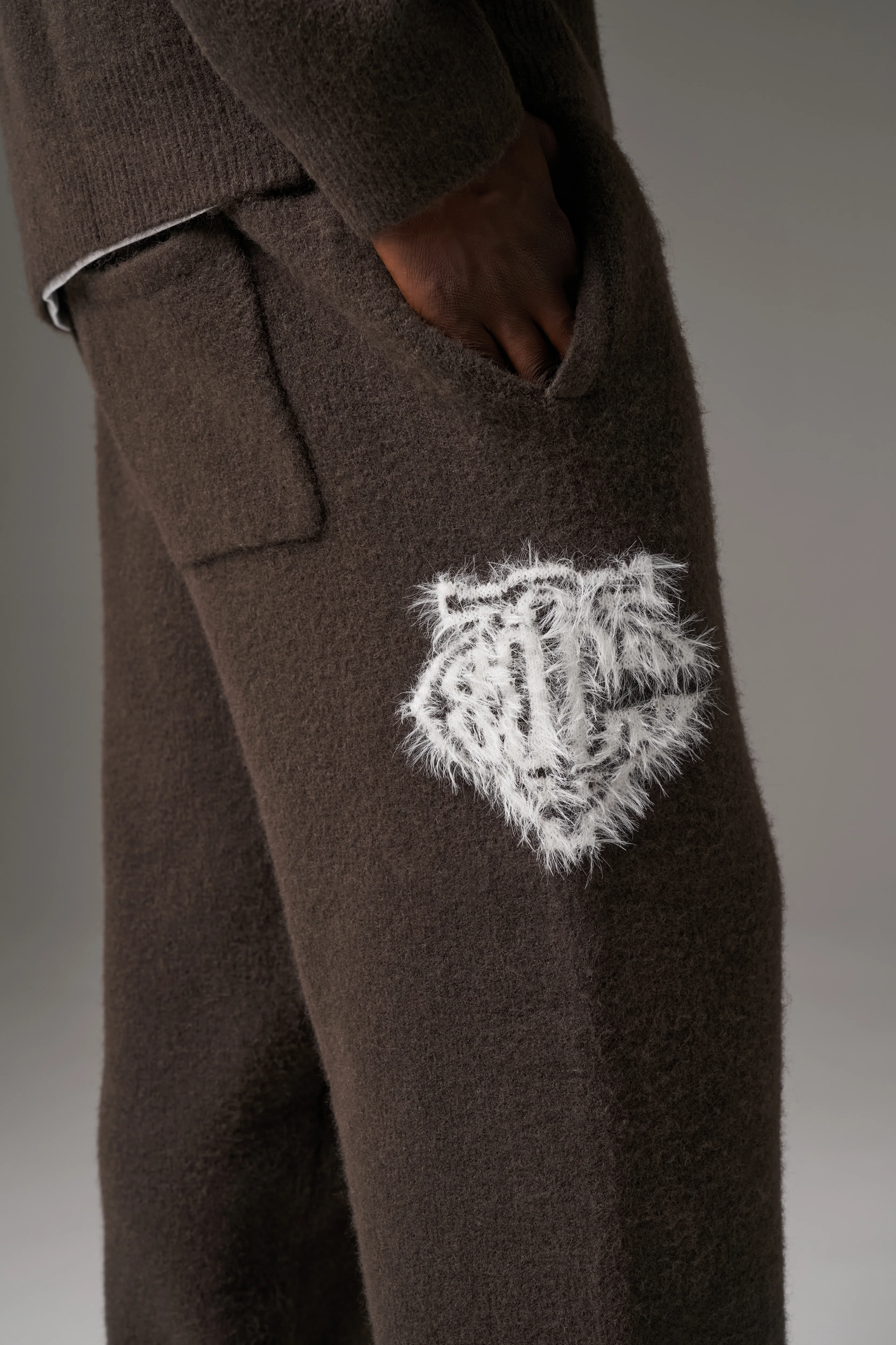 MONGRAM EMBLEM FLUFFY KNIT JOGGERS - BROWN