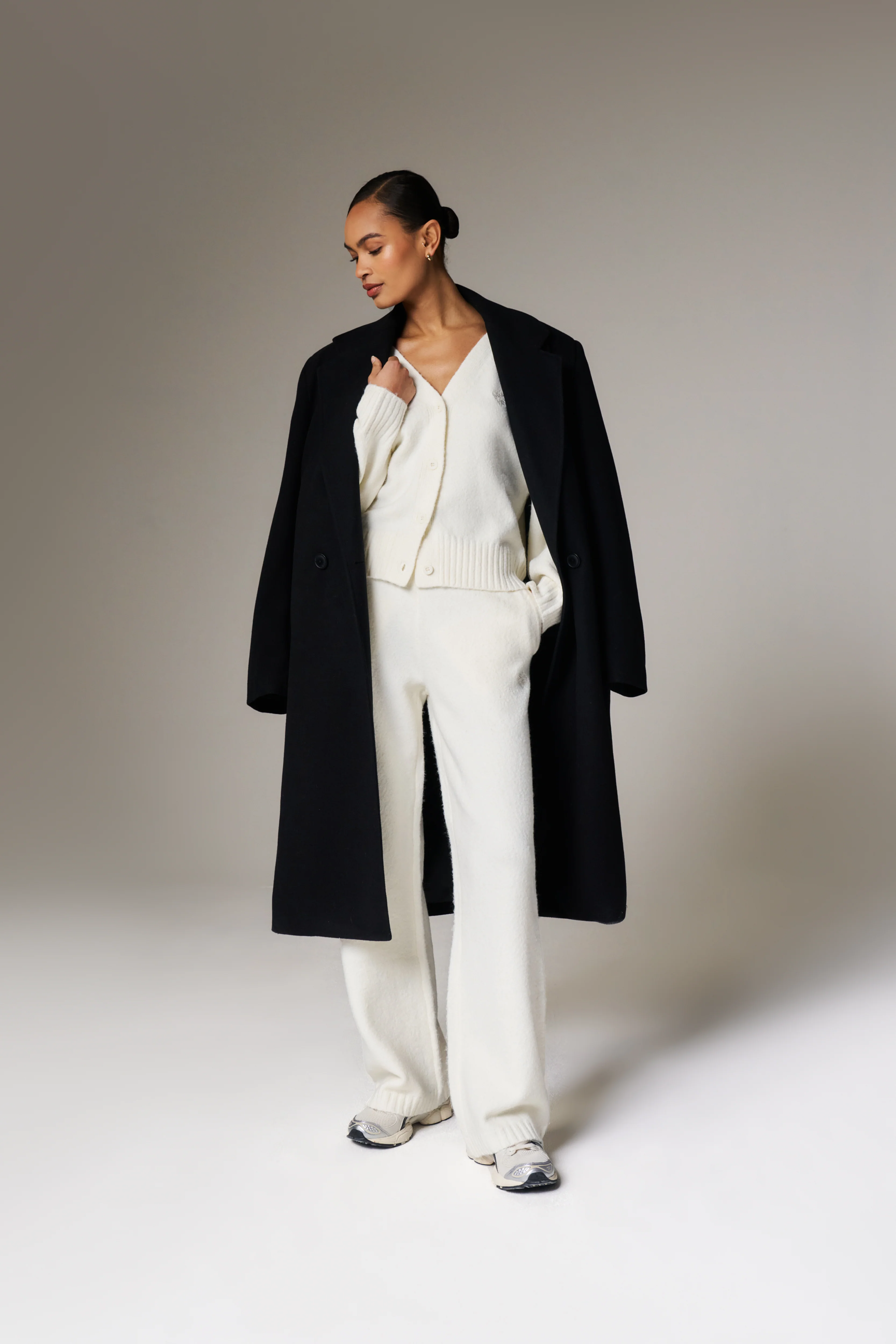 FLUFFY KNIT EMBLEM CARDIGAN - OFF-WHITE