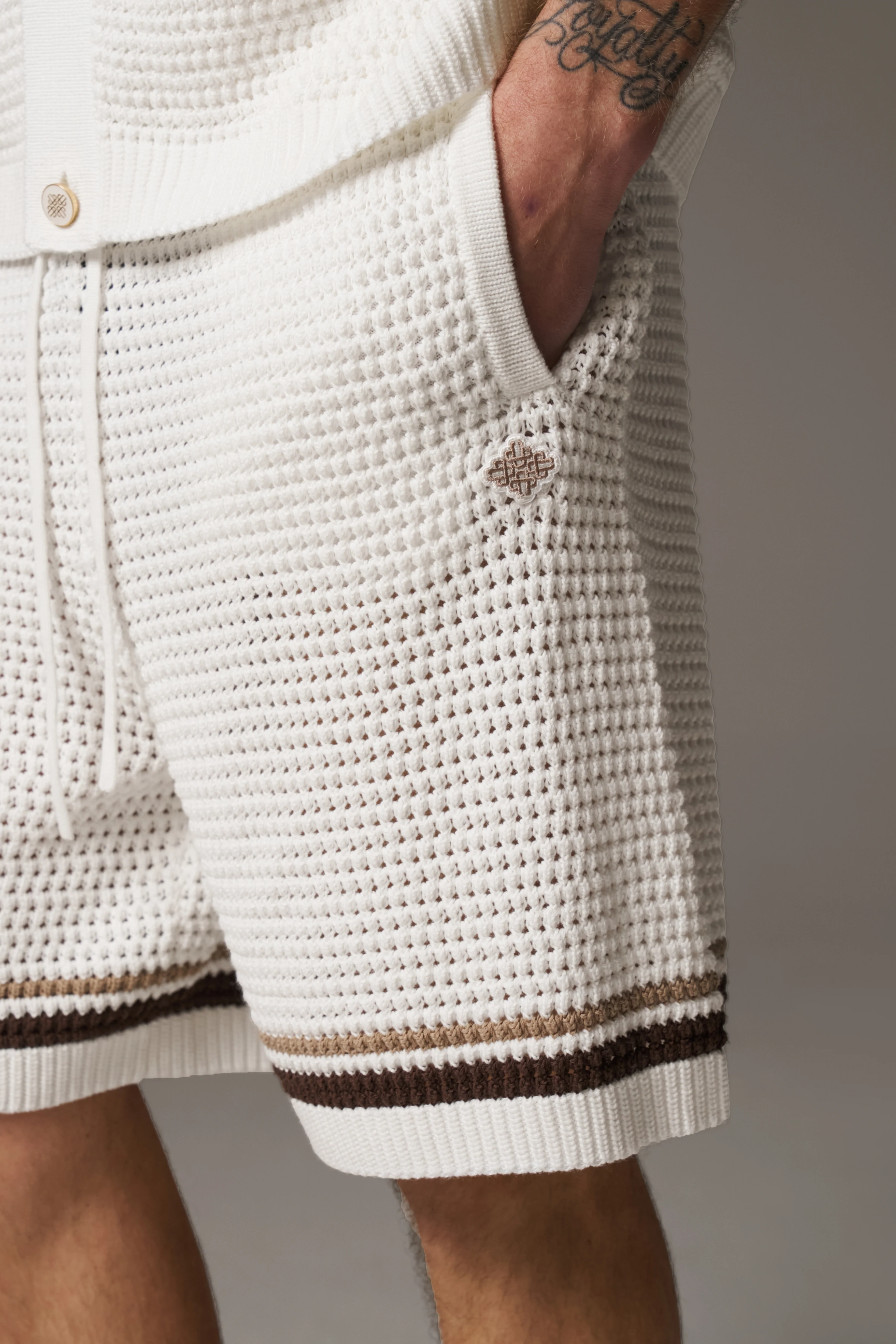 CROCHET KNITTED STRIPE SHORTS - WHITE/BROWN
