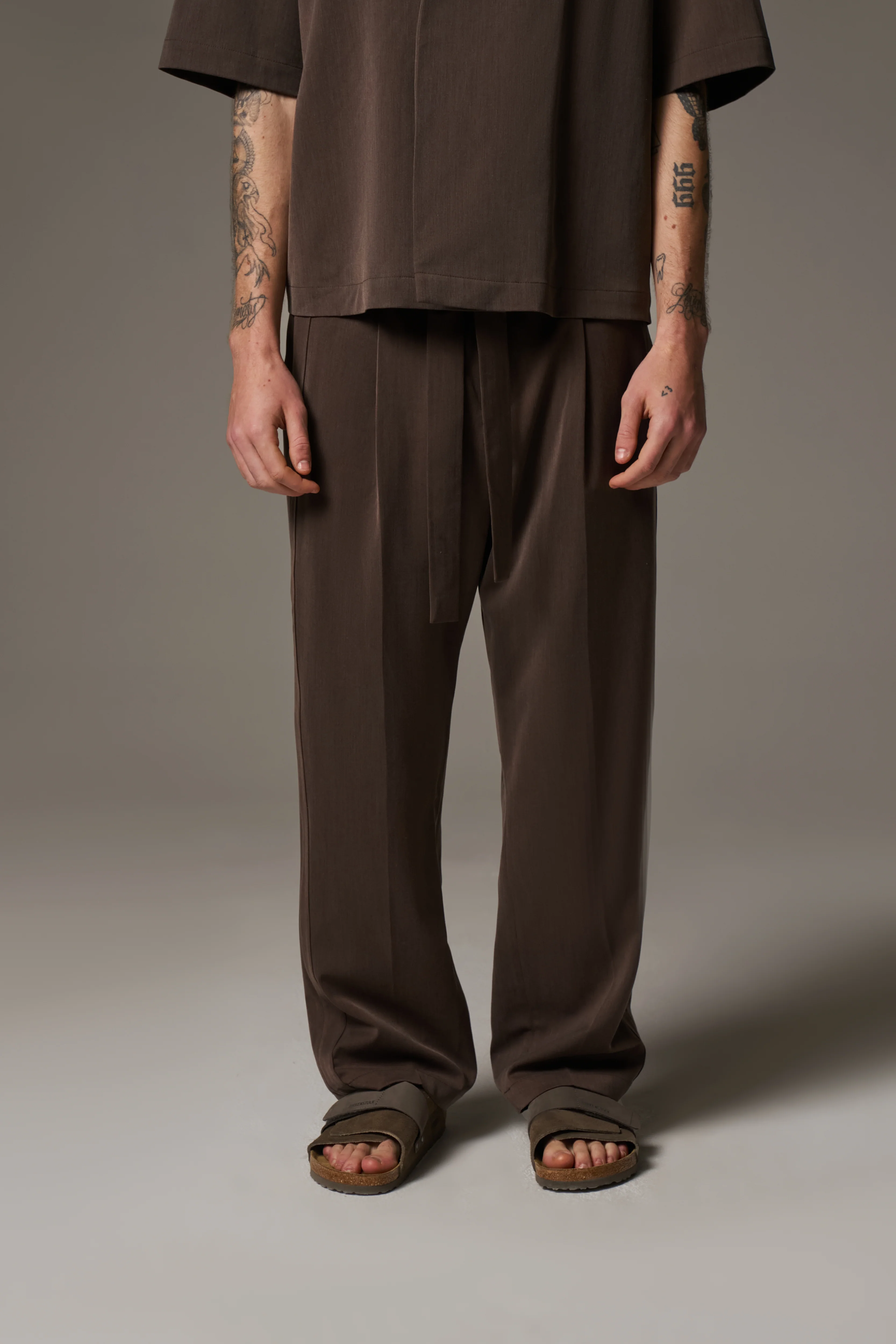 SMART TIE BELTED TROUSERS - BROWN