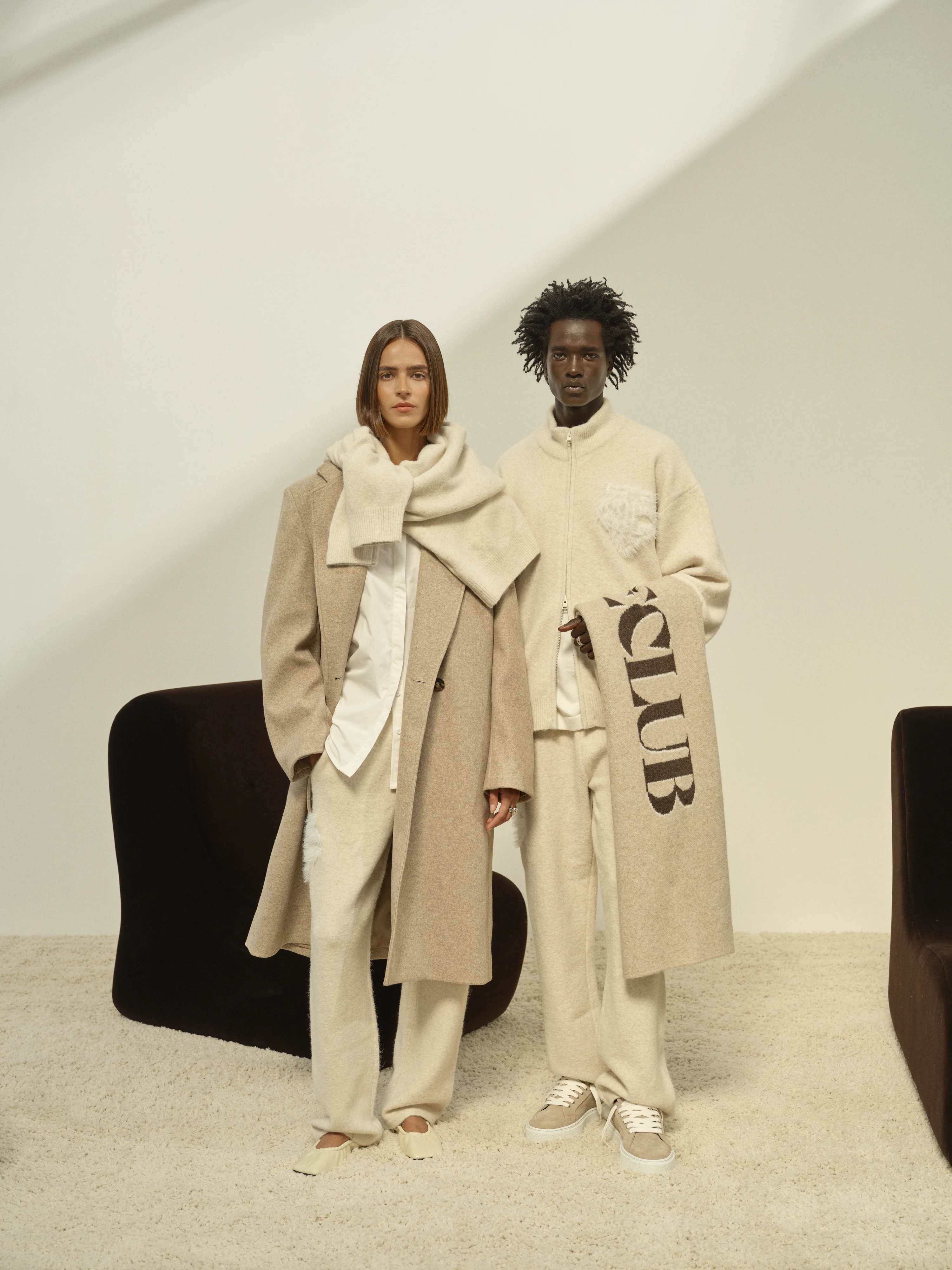 FLUFFY KNIT COPYRIGHT SCARF - BEIGE