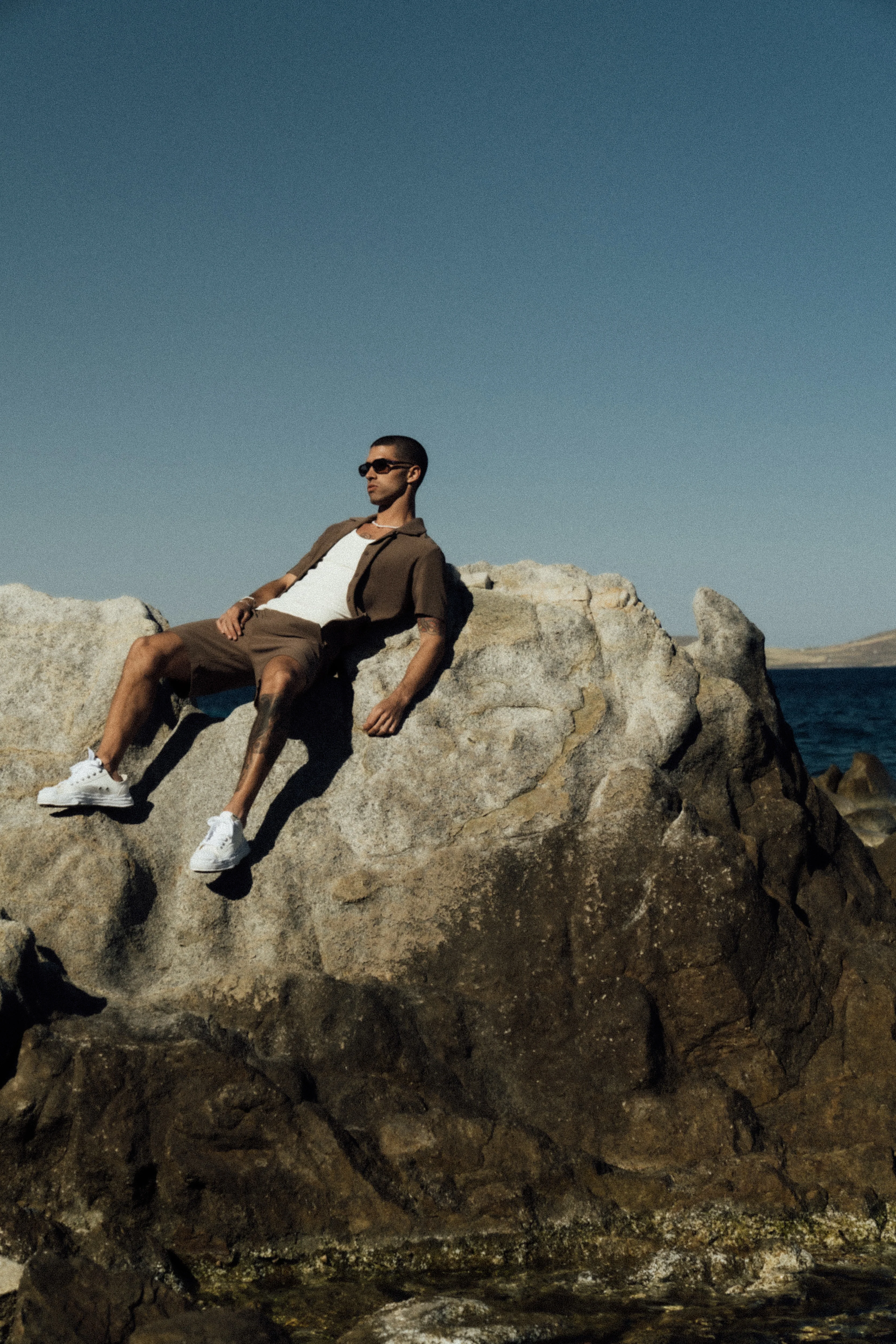 RIB TEXTURED SHORTS - BROWN