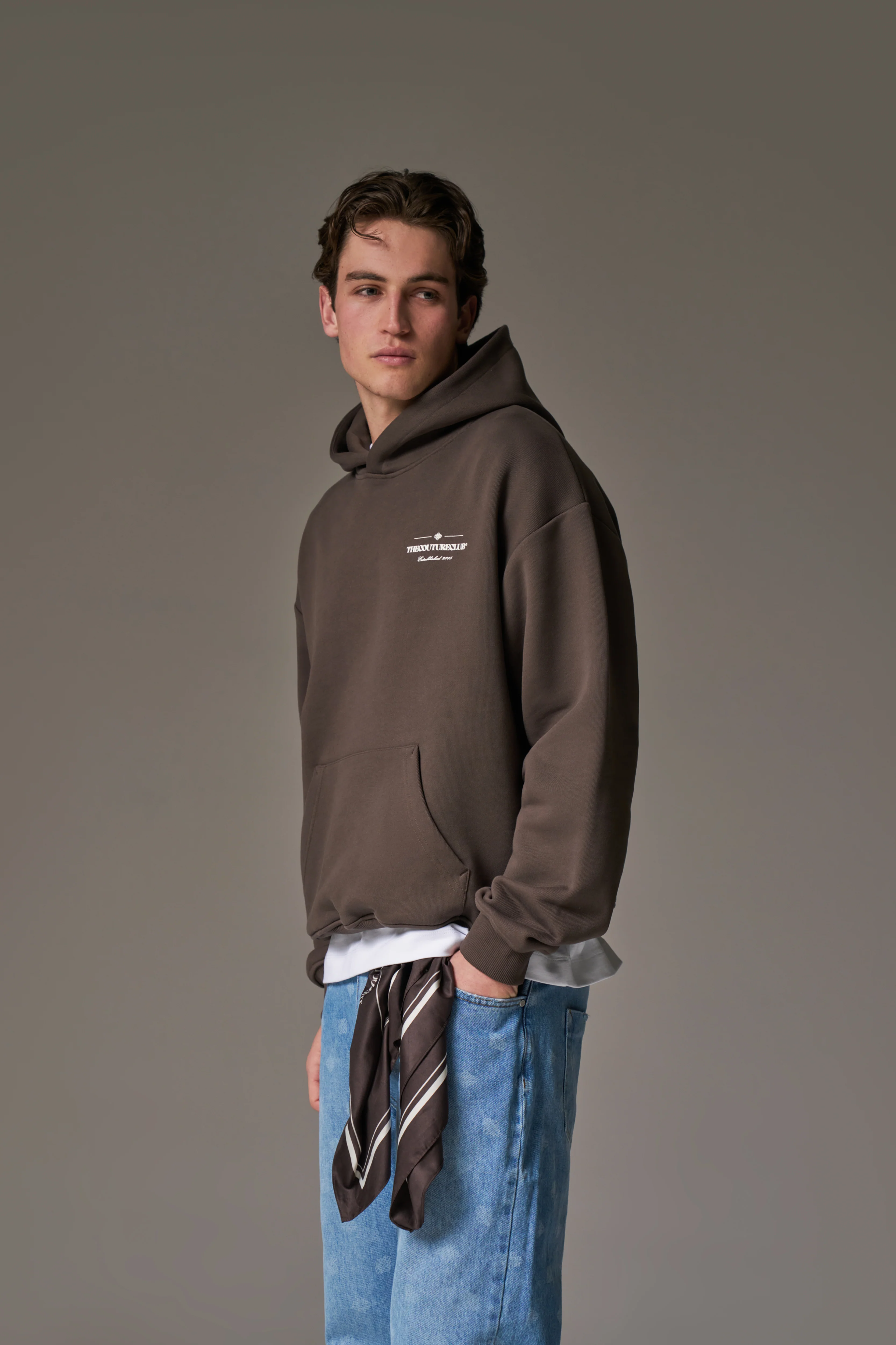 MIXED FONT GRAPHIC HOODIE - BROWN