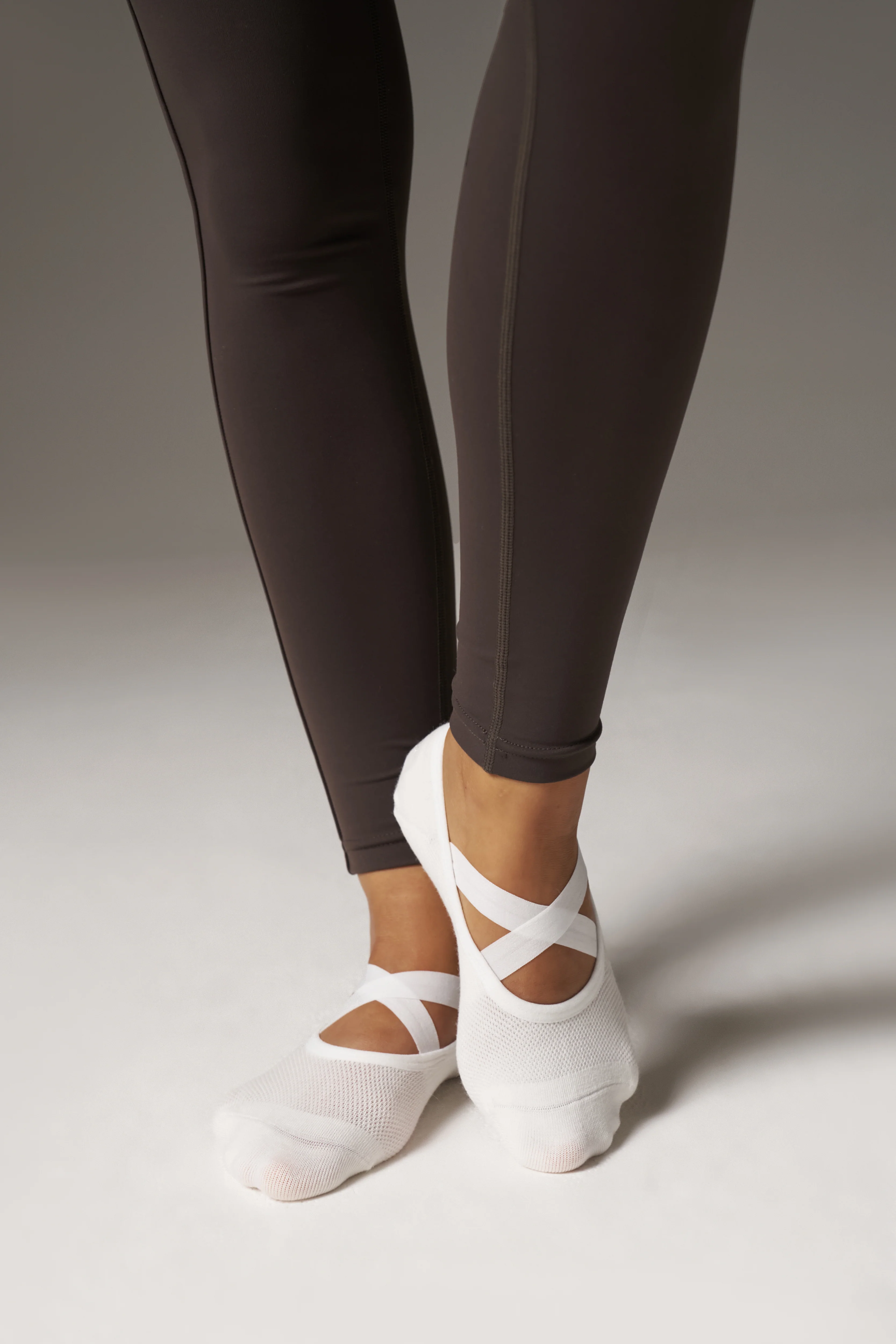 EMBLEM BARRE GRIP SOCKS - BONE