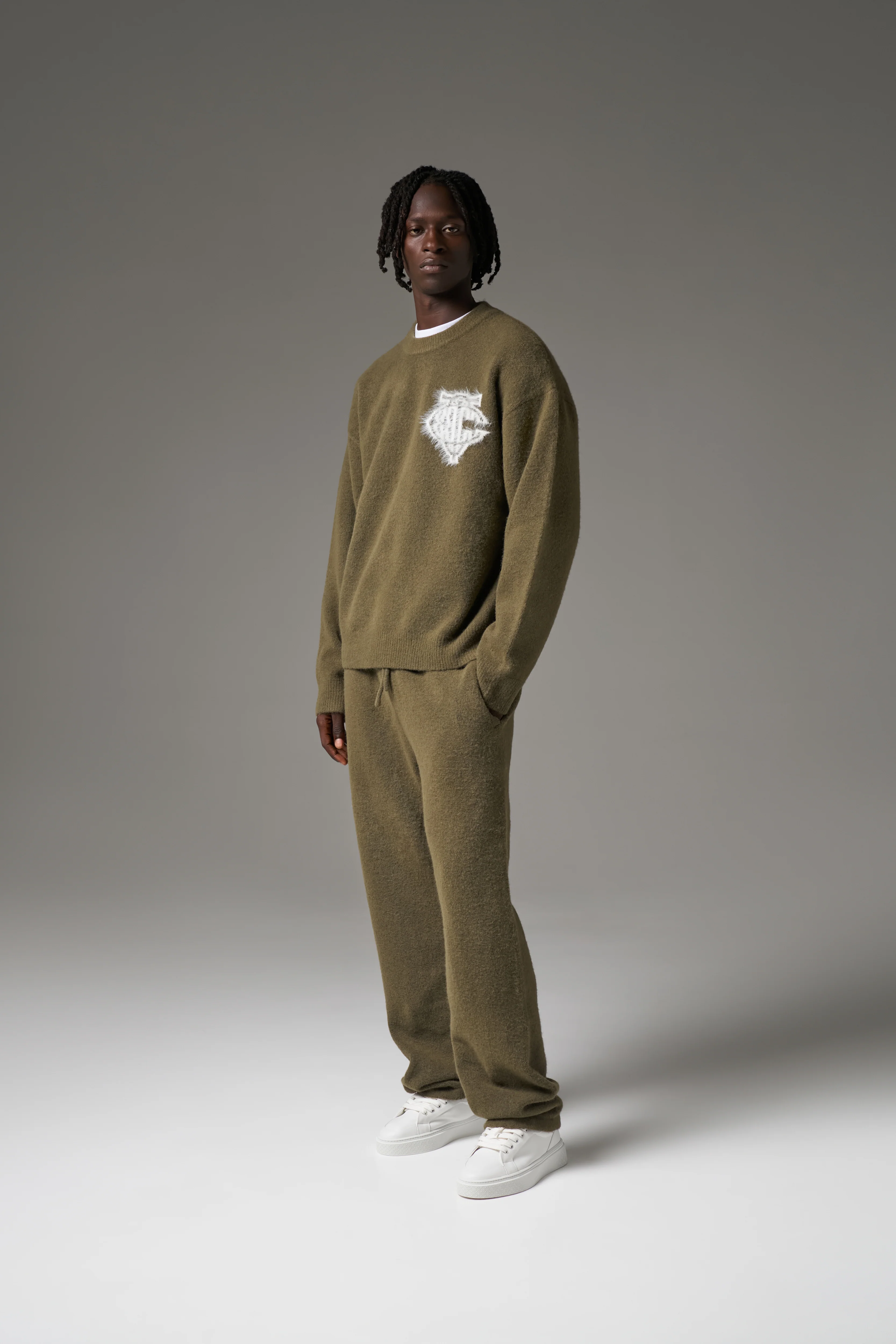 MONOGRAM EMBLEM FLUFFY KNIT CREW - KHAKI