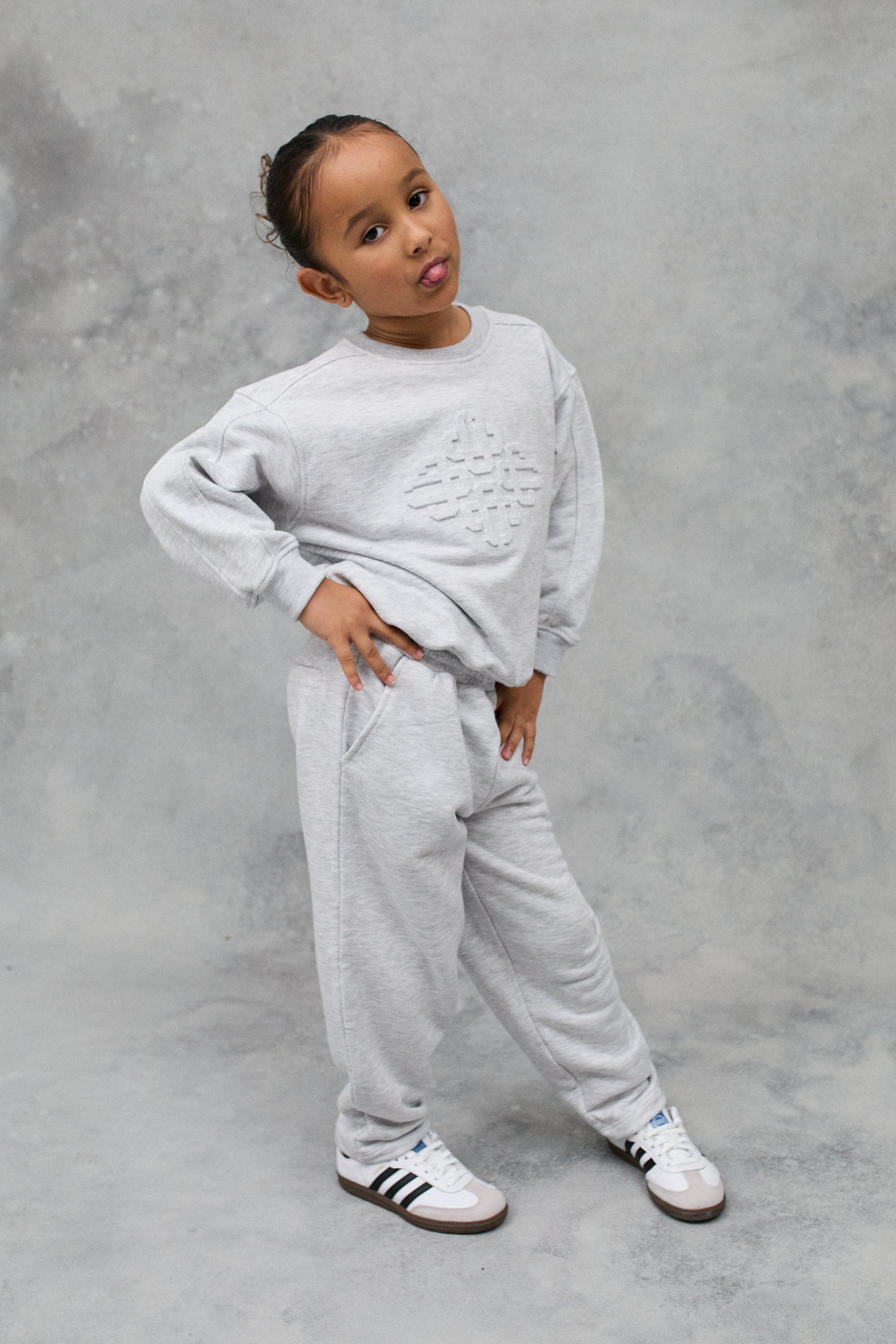 JNR EMBOSSED EMBLEM SWEATSHIRT - GREY MARL