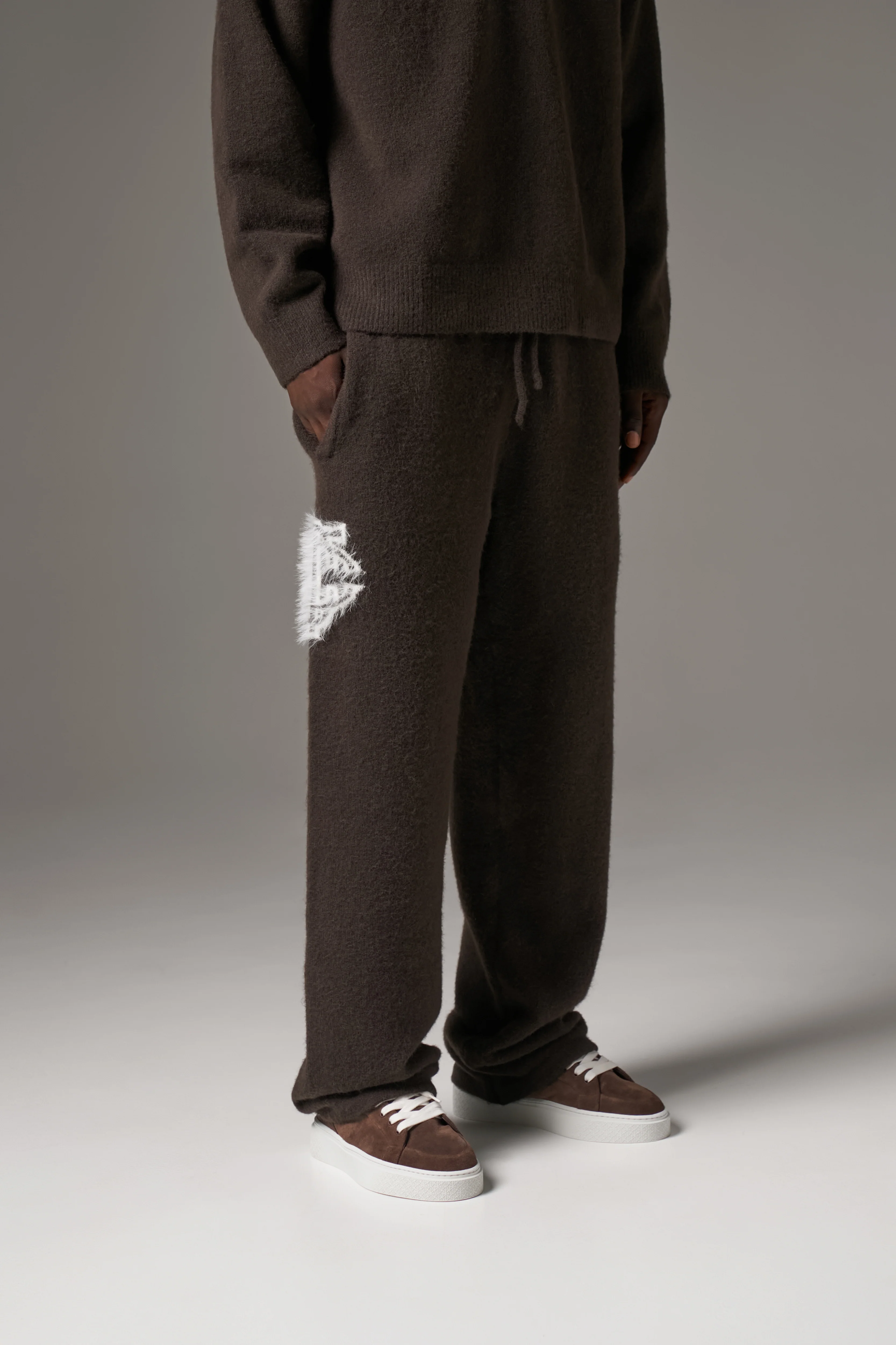 MONGRAM EMBLEM FLUFFY KNIT JOGGERS - BROWN