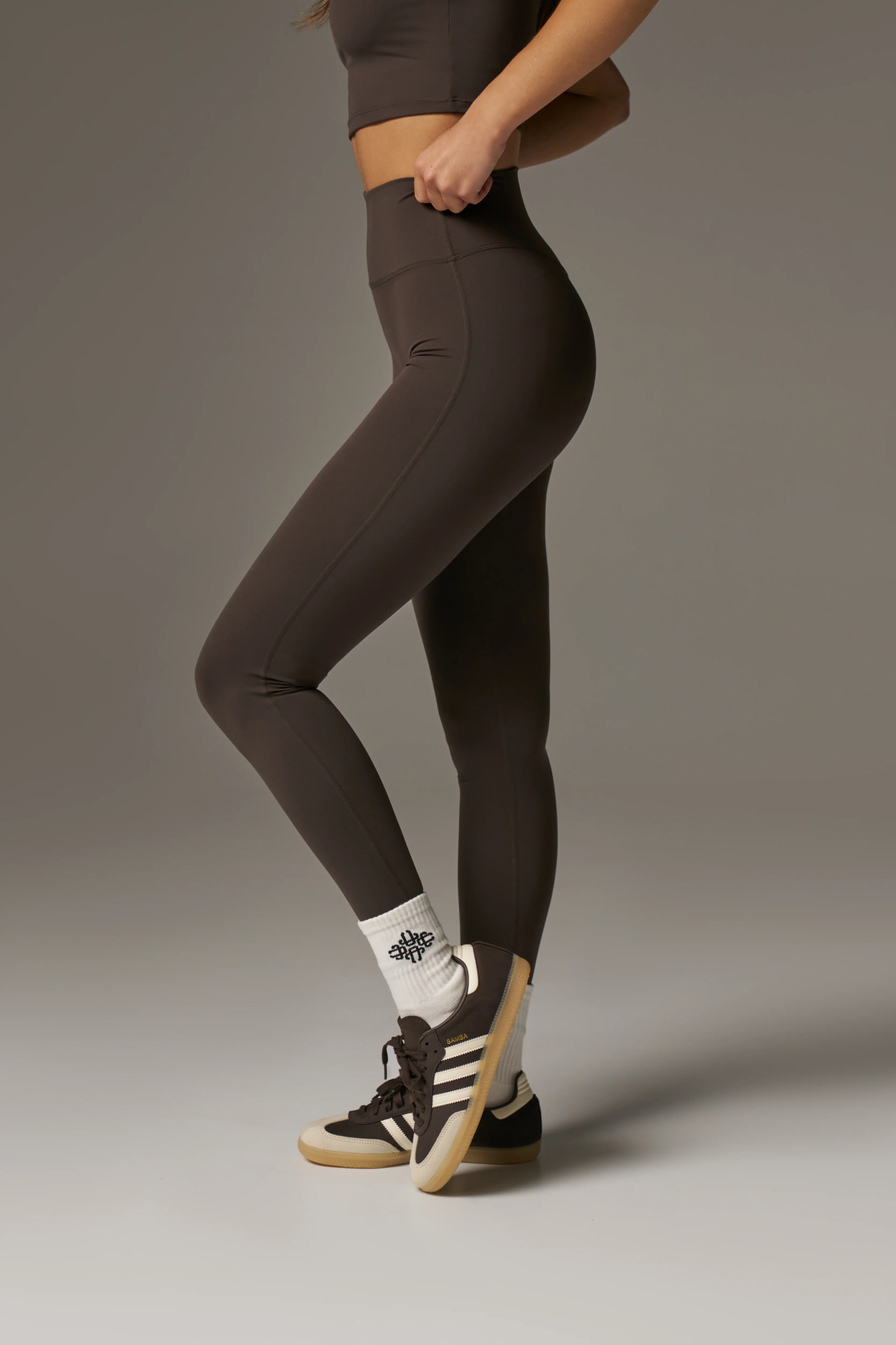SCULPTING STRETCH EMBLEM LEGGINGS - CHOCOLATE