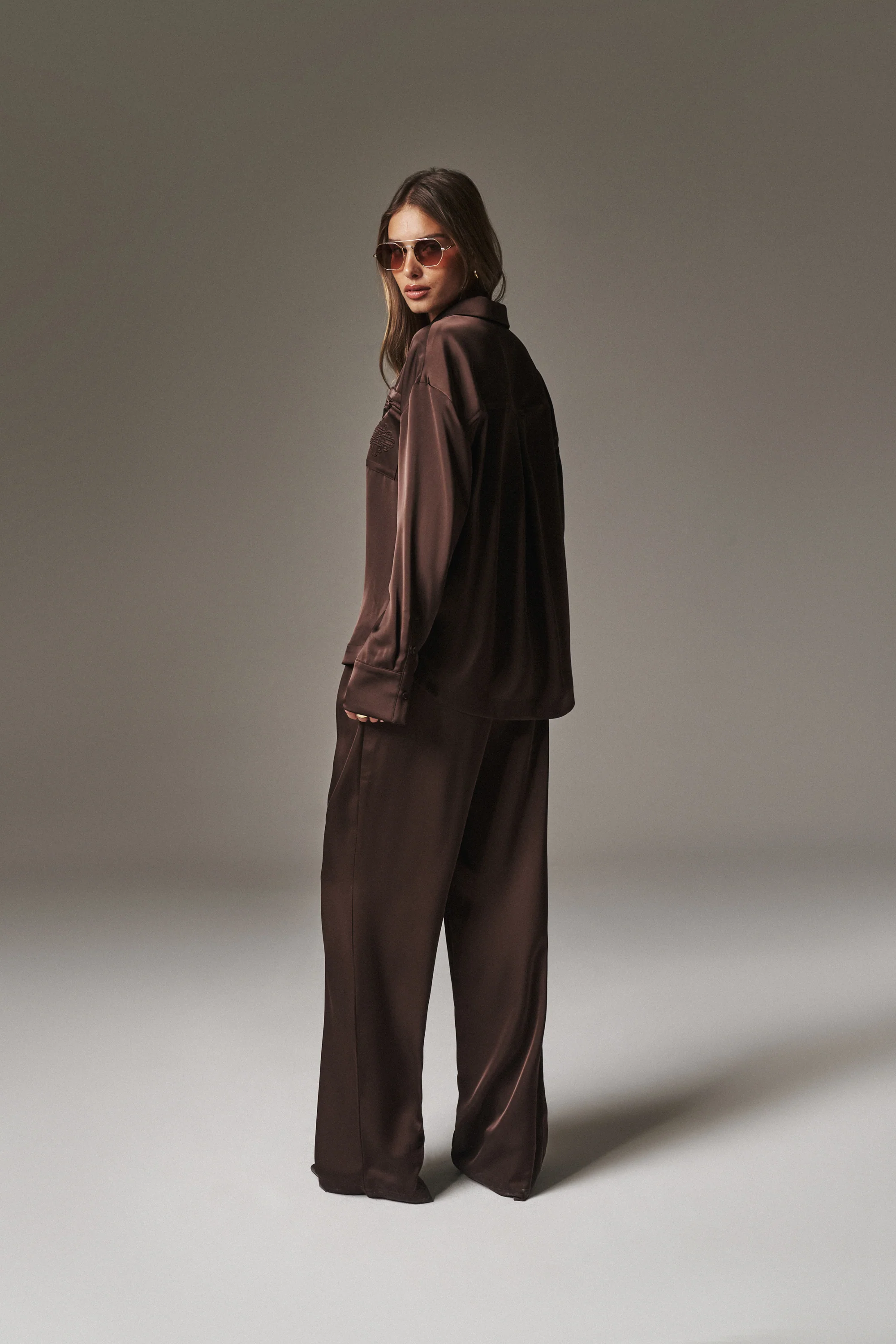 SATIN TAILORED RELAXED TROUSER - DEEP CHOCOLATE