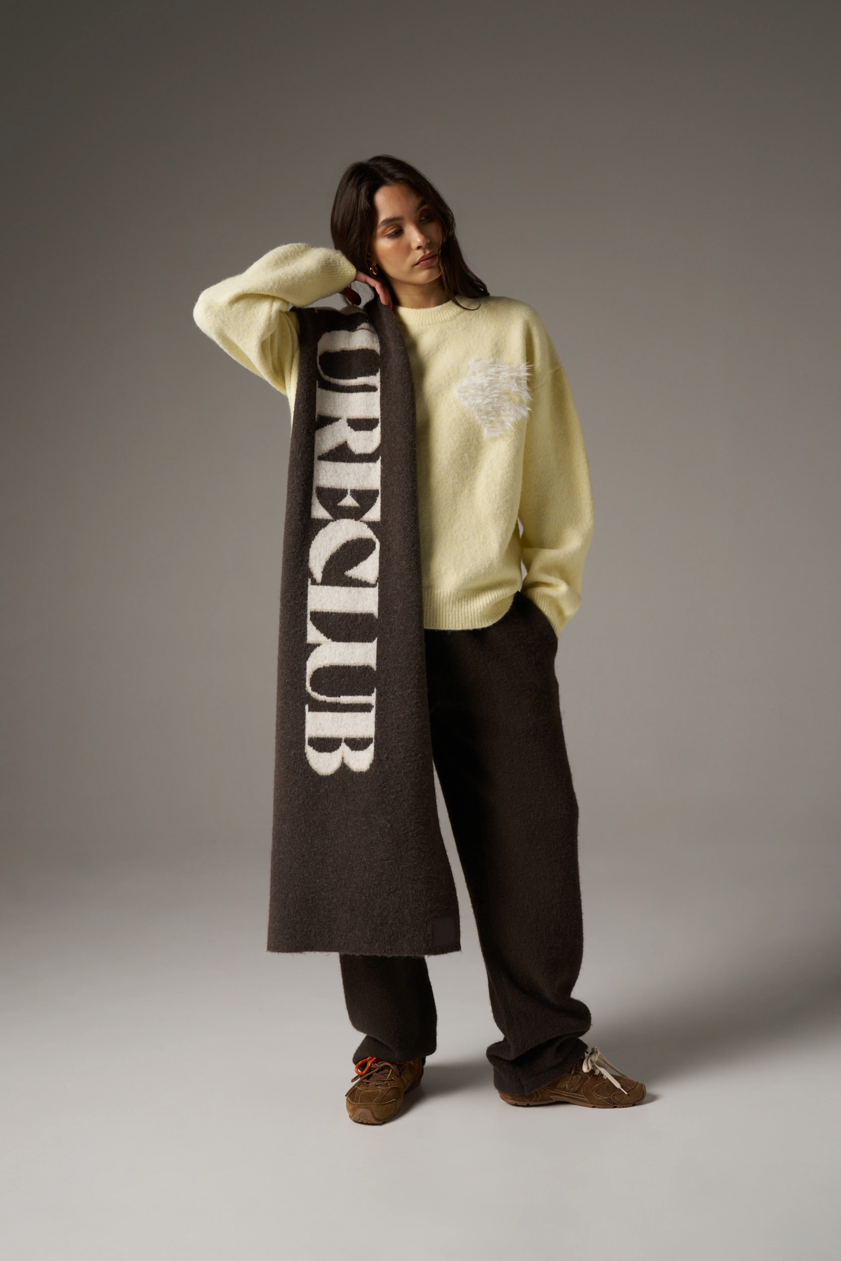 COPYRIGHT KNIT SCARF - BROWN