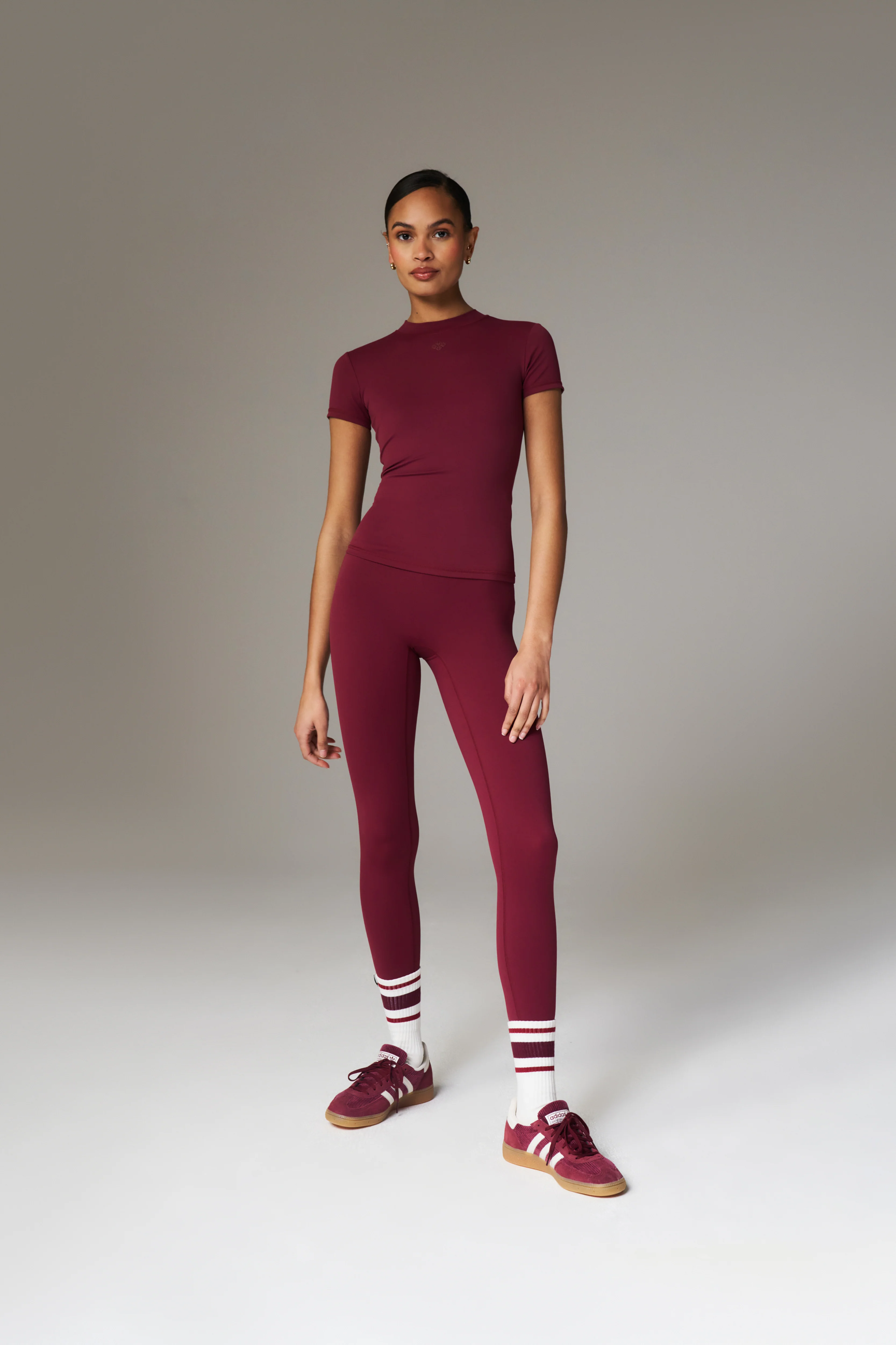 SCULPTING STRETCH EMBLEM BABY TEE - BURGUNDY