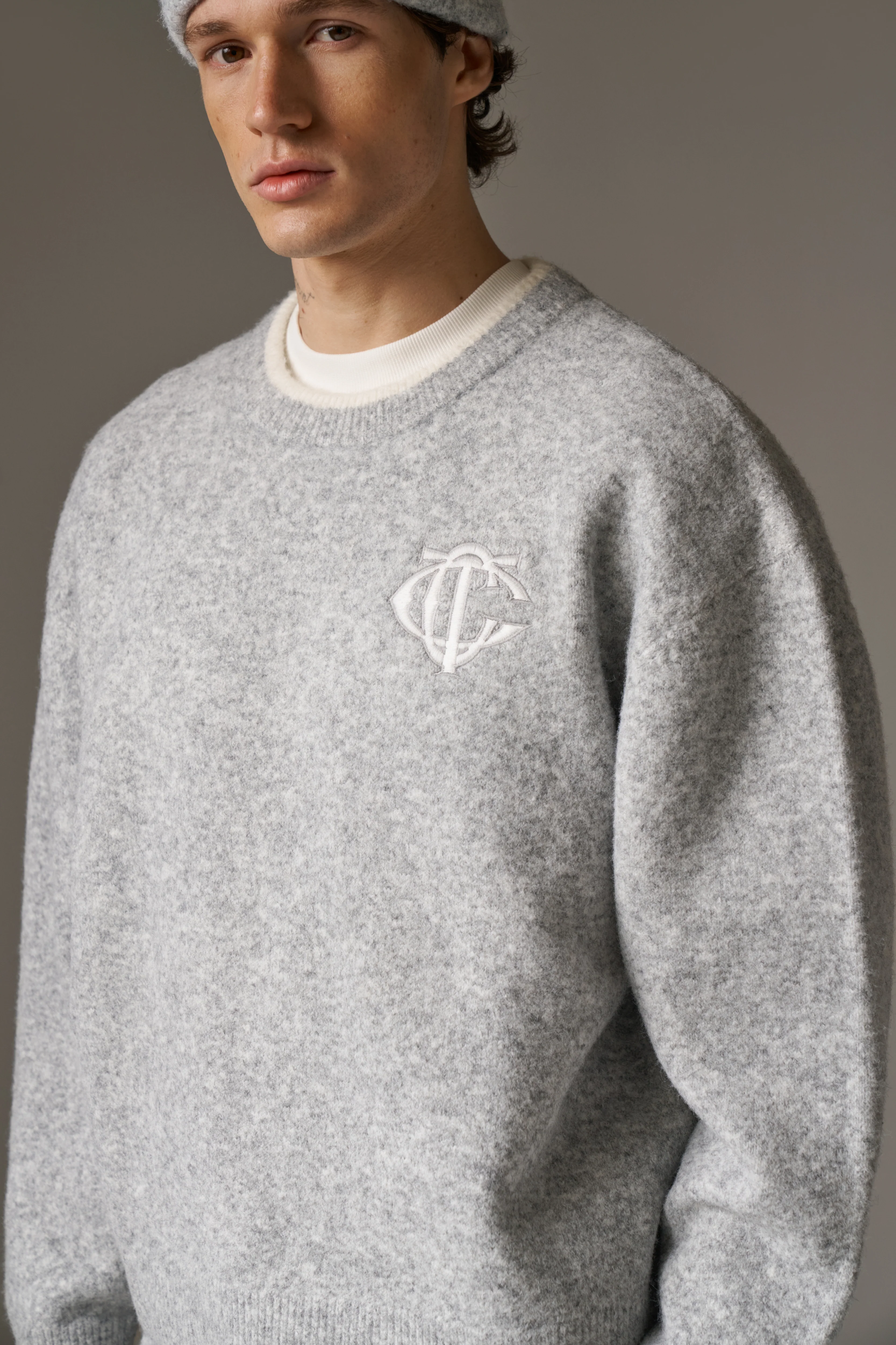 MONOGRAM EMBLEM KNITTED CREW - GREY