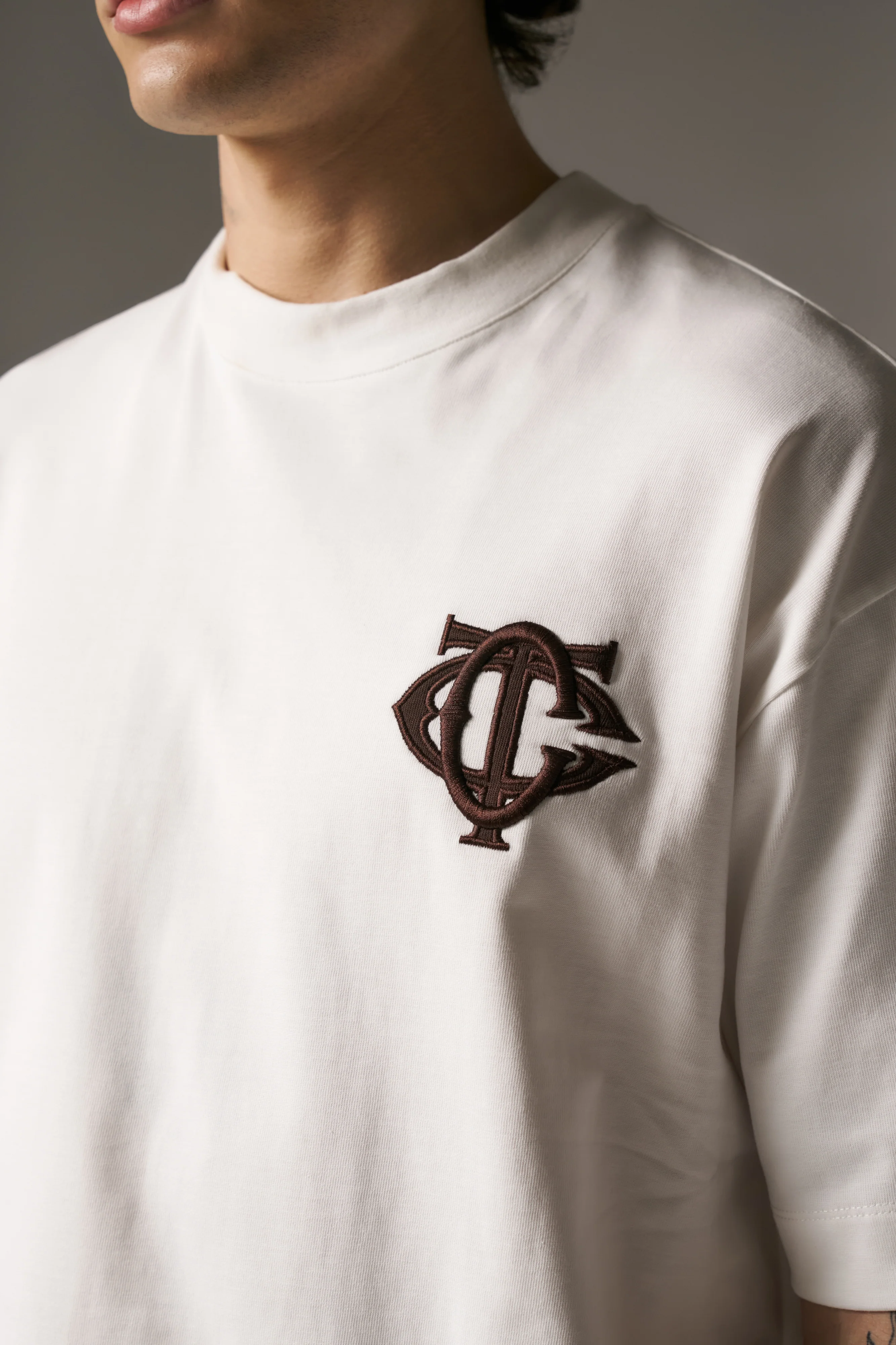 MONOGRAM EMBLEM T-SHIRT - OFF WHITE