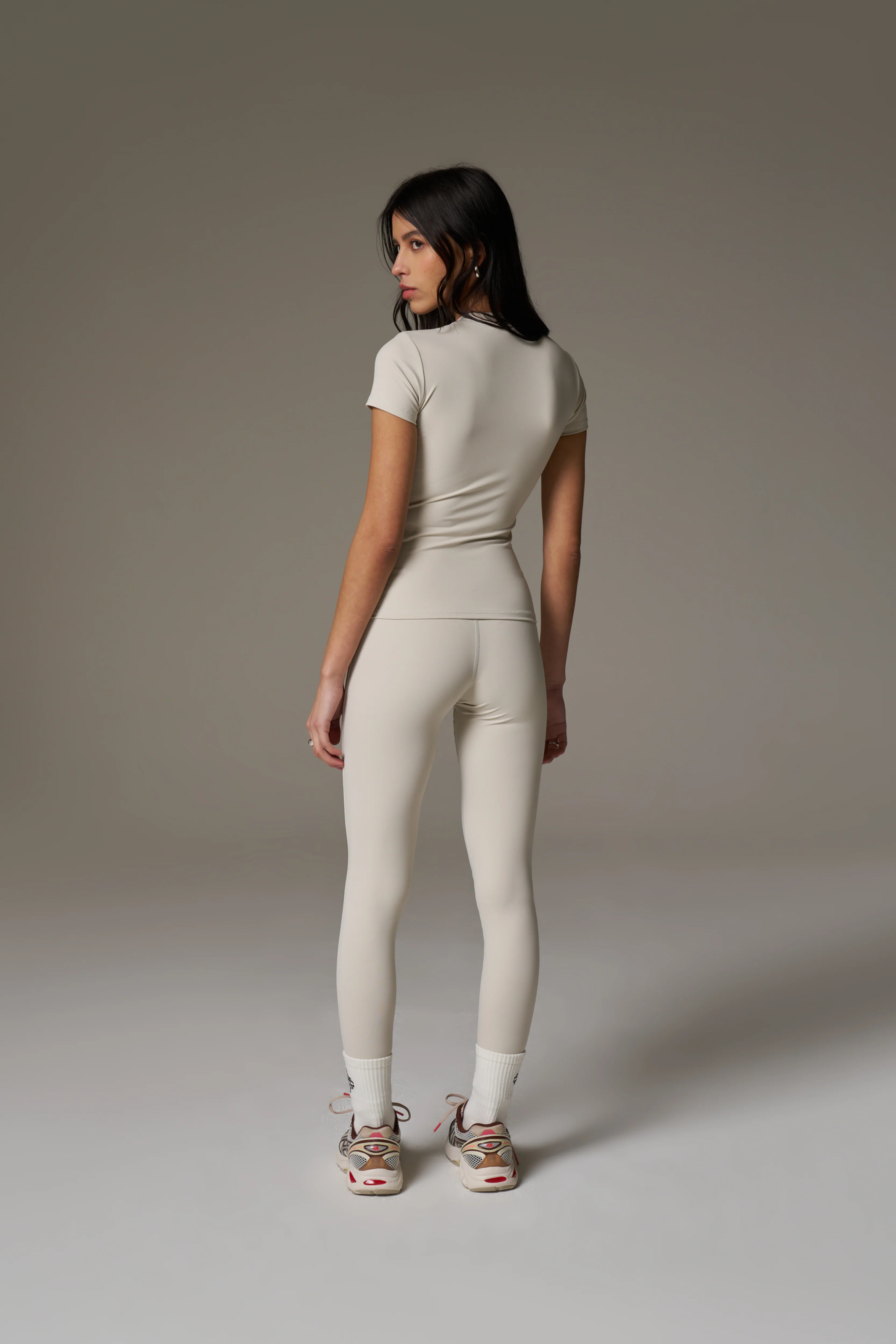 SCULPTING STRETCH EMBLEM BABY TEE - BONE