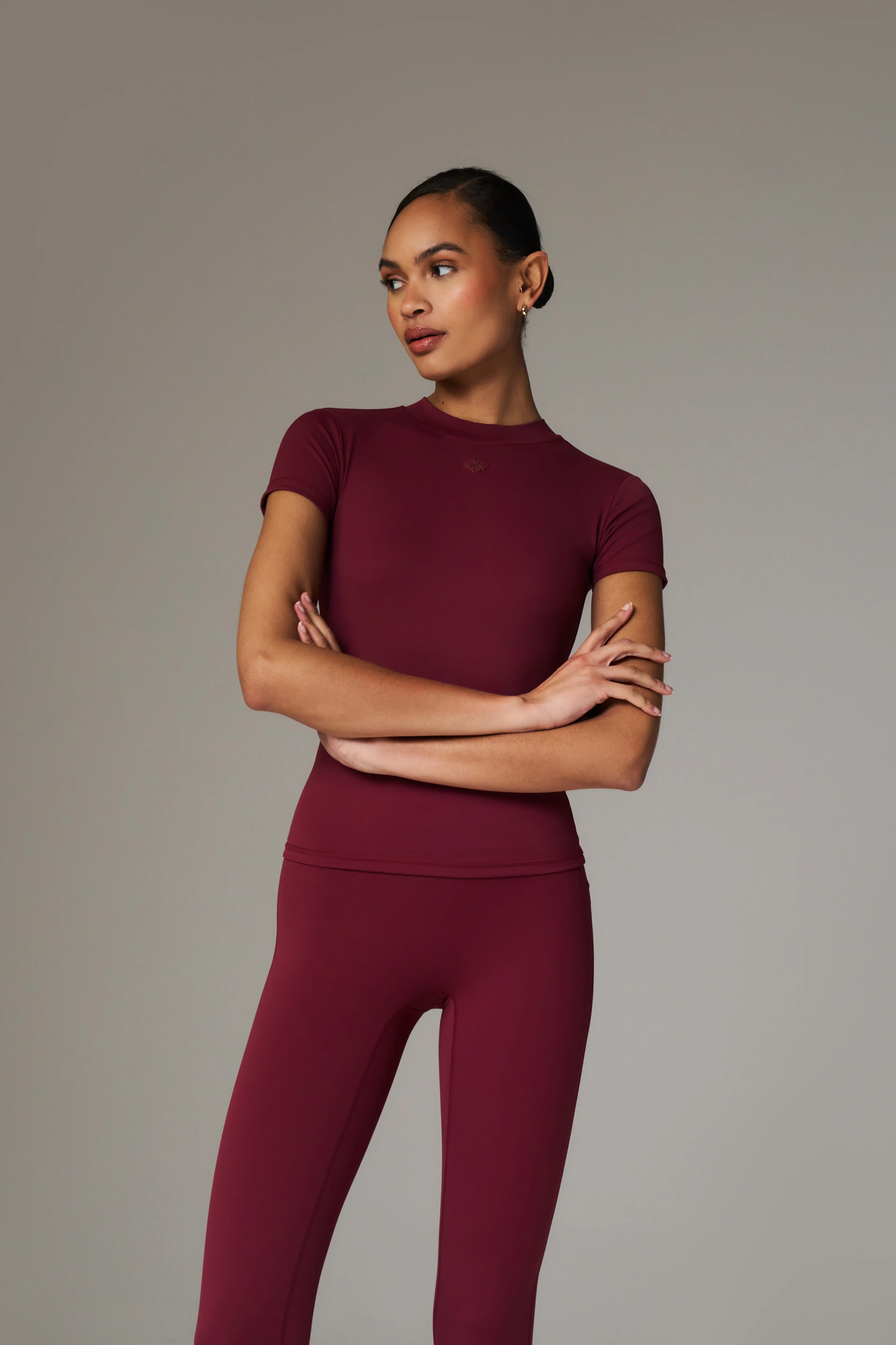 SCULPTING STRETCH EMBLEM BABY TEE - BURGUNDY