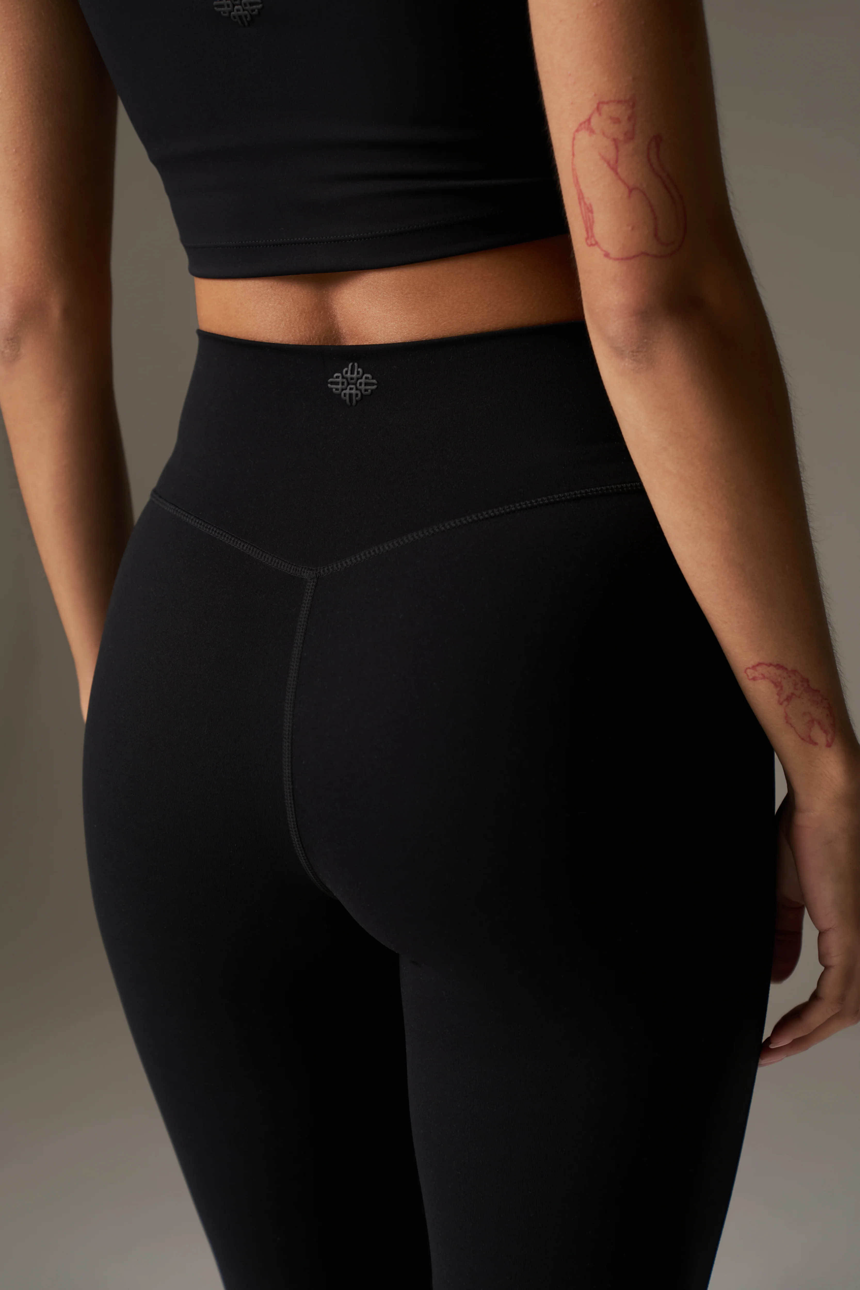 SCULPTING STRETCH ZIP HEM LEGGINGS - BLACK