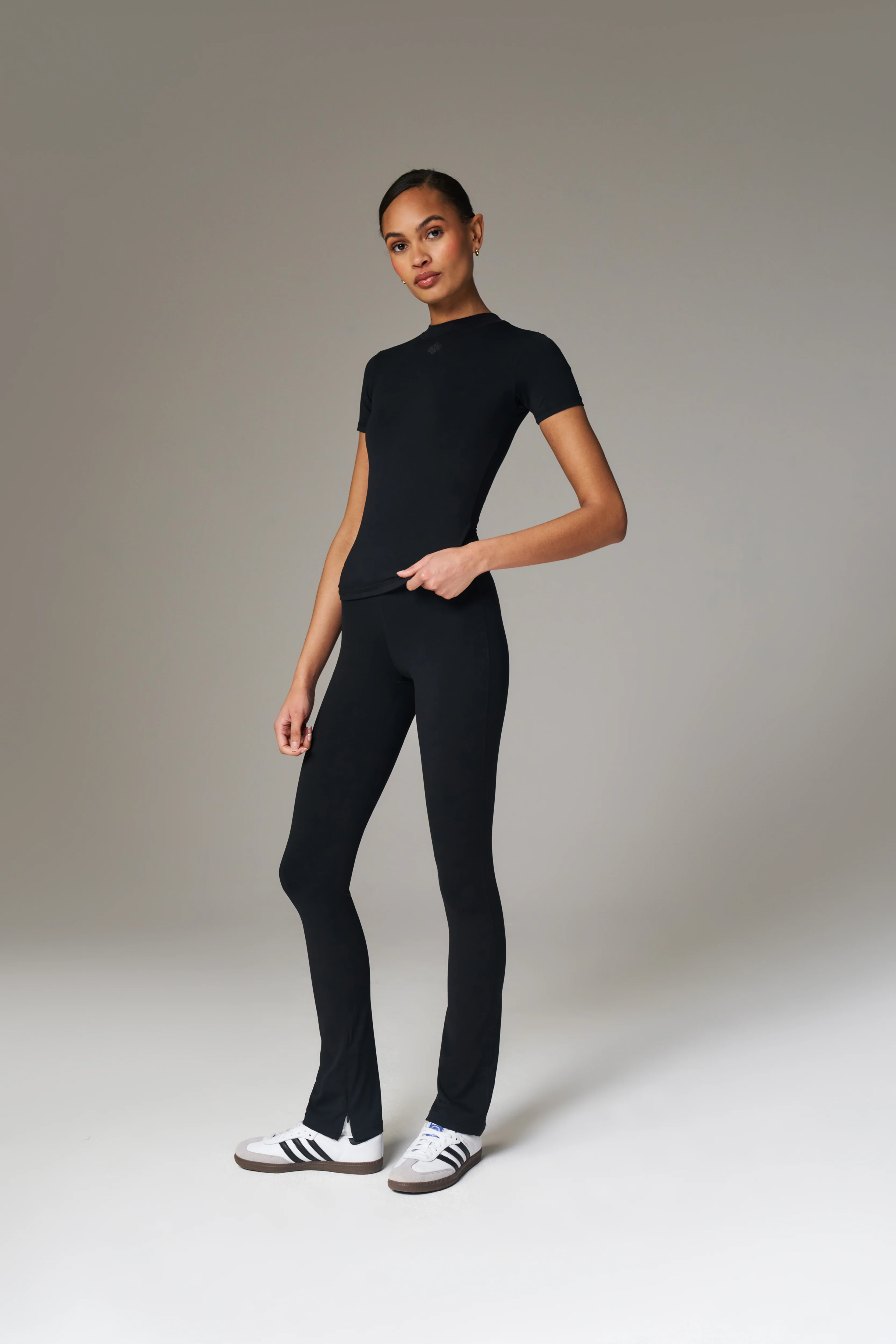 SCULPTING STRETCH EMBLEM BABY TEE - BLACK