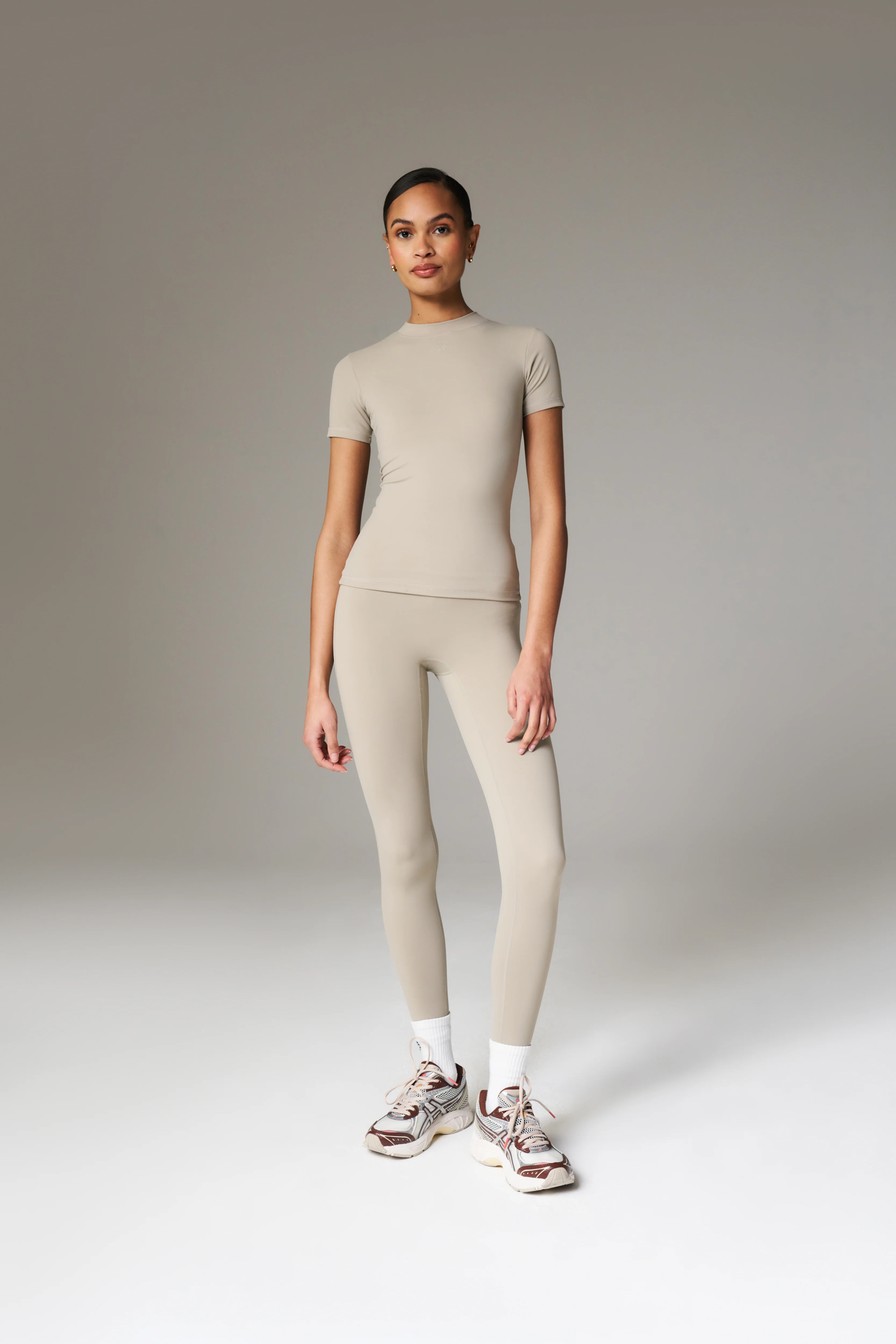 SCULPTING STRETCH EMBLEM BABY TEE - BEIGE