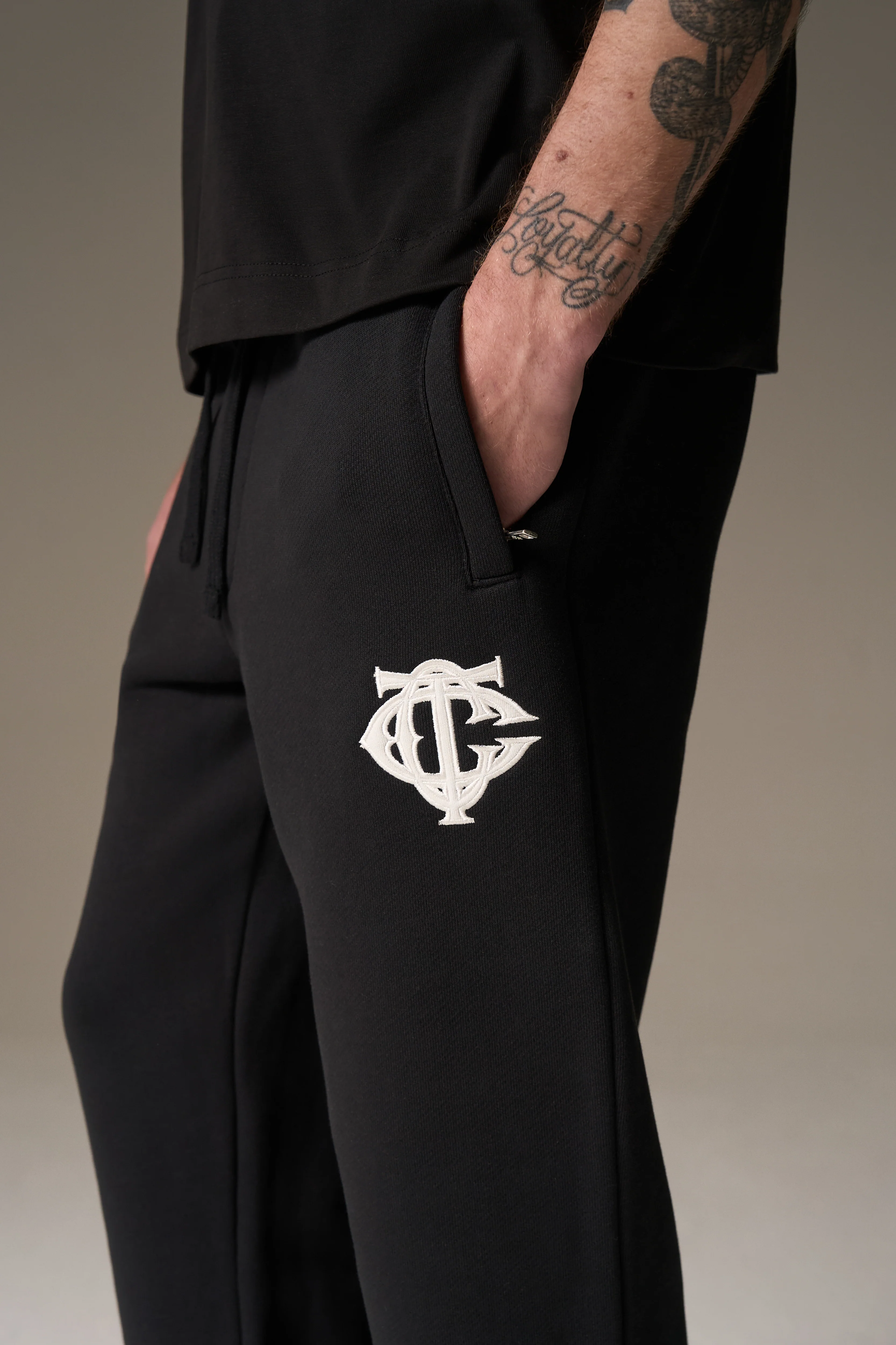 HEAVYWEIGHT MONOGRAM EMBLEM JOGGERS - BLACK