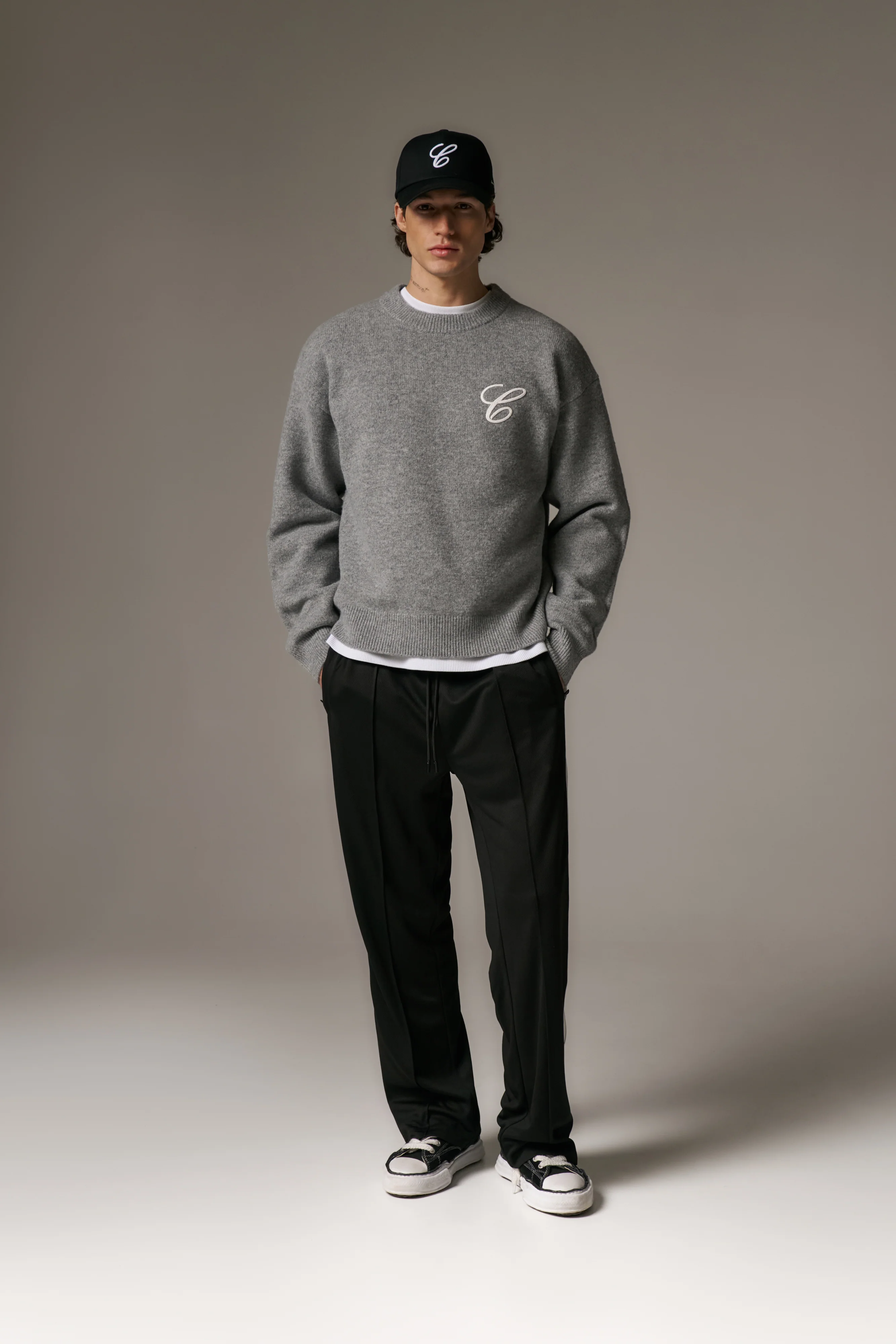 C EMBROIDERY KNITTED CREW - GREY MARL