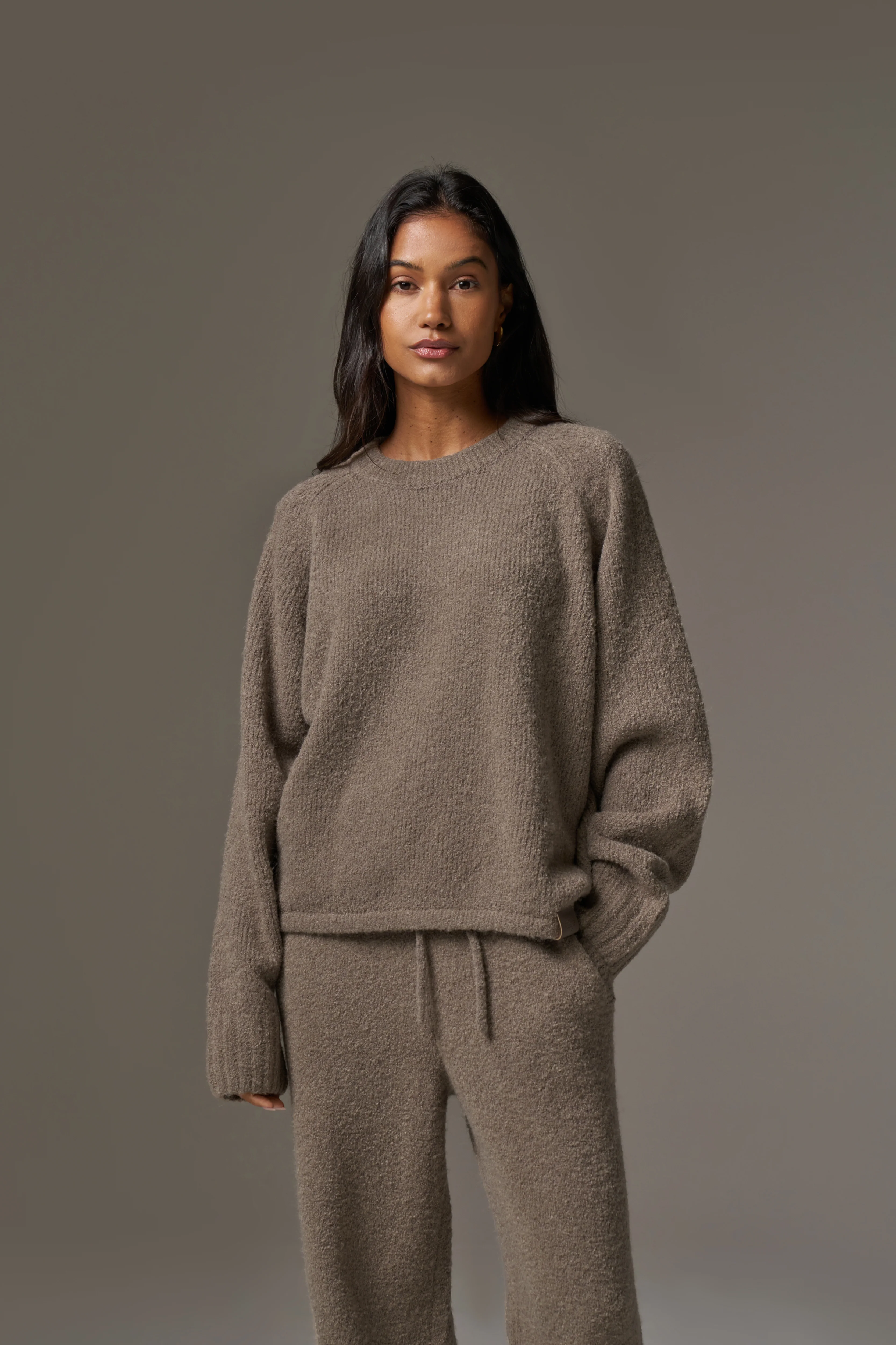 BOUCLE KNIT RAGLAN CREW - BROWN