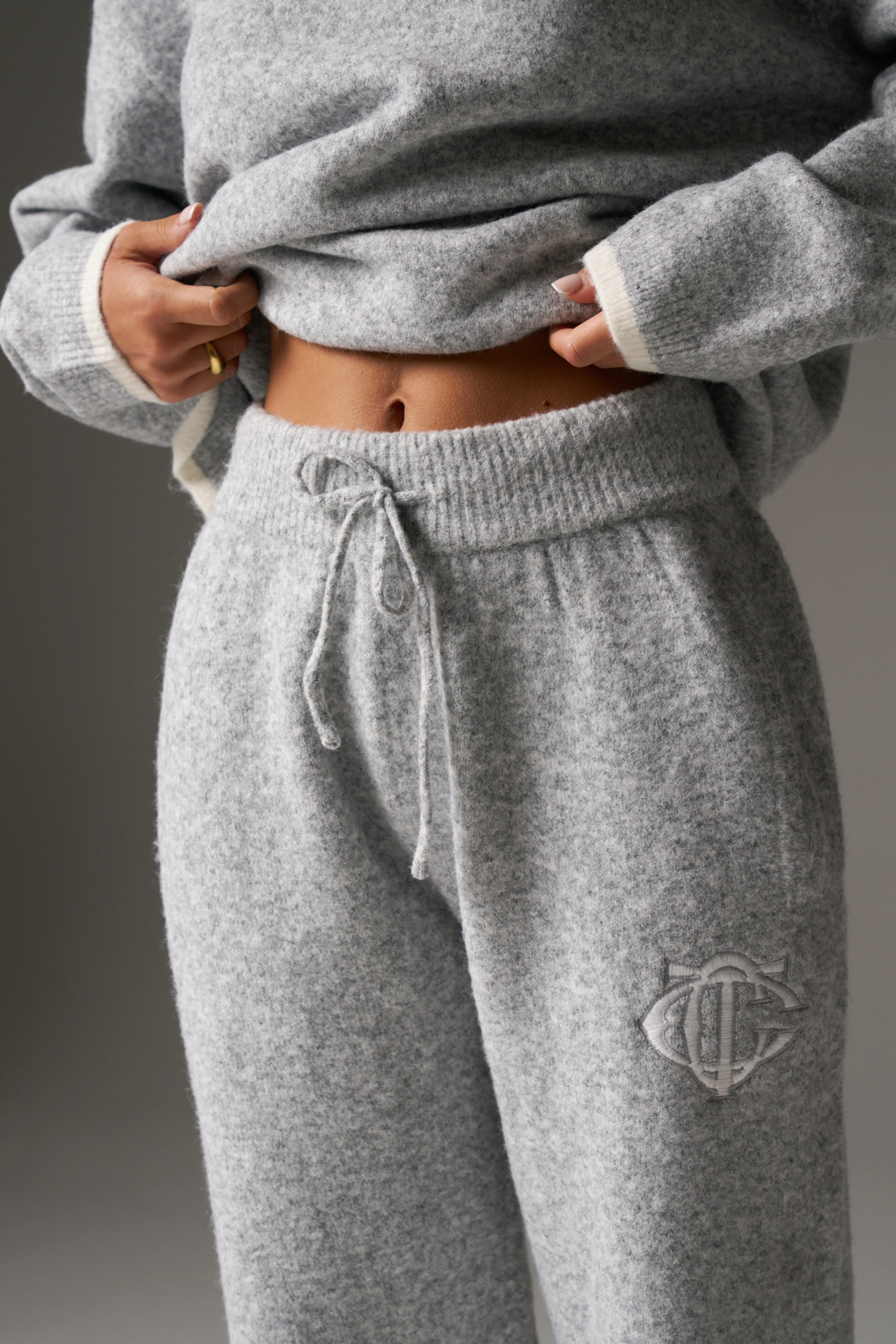 MONOGRAM EMBLEM KNITTED JOGGERS - GREY