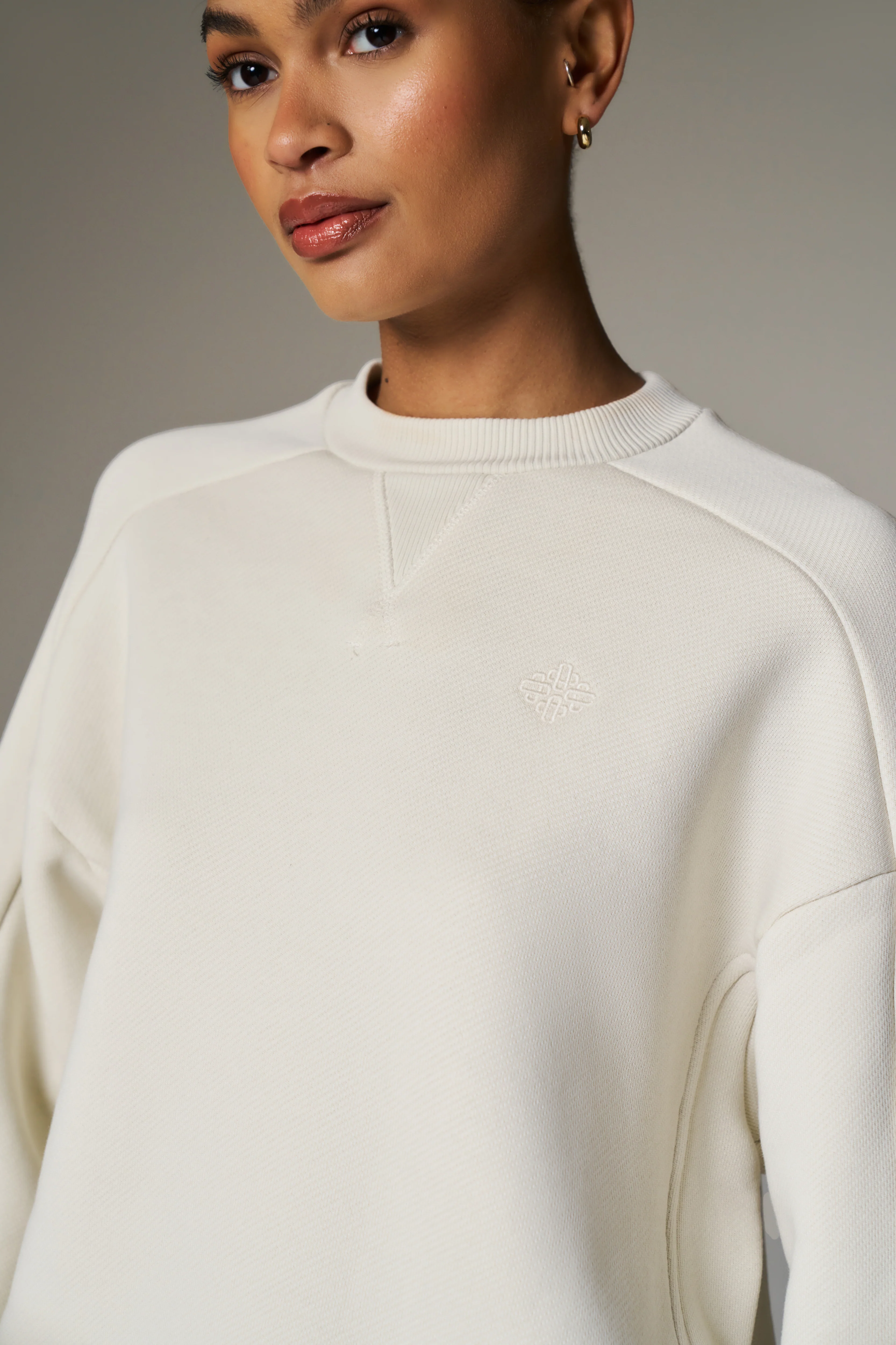 LAUNDERED CLASSICS SEAM DETAIL SWEATSHIRT - ECRU