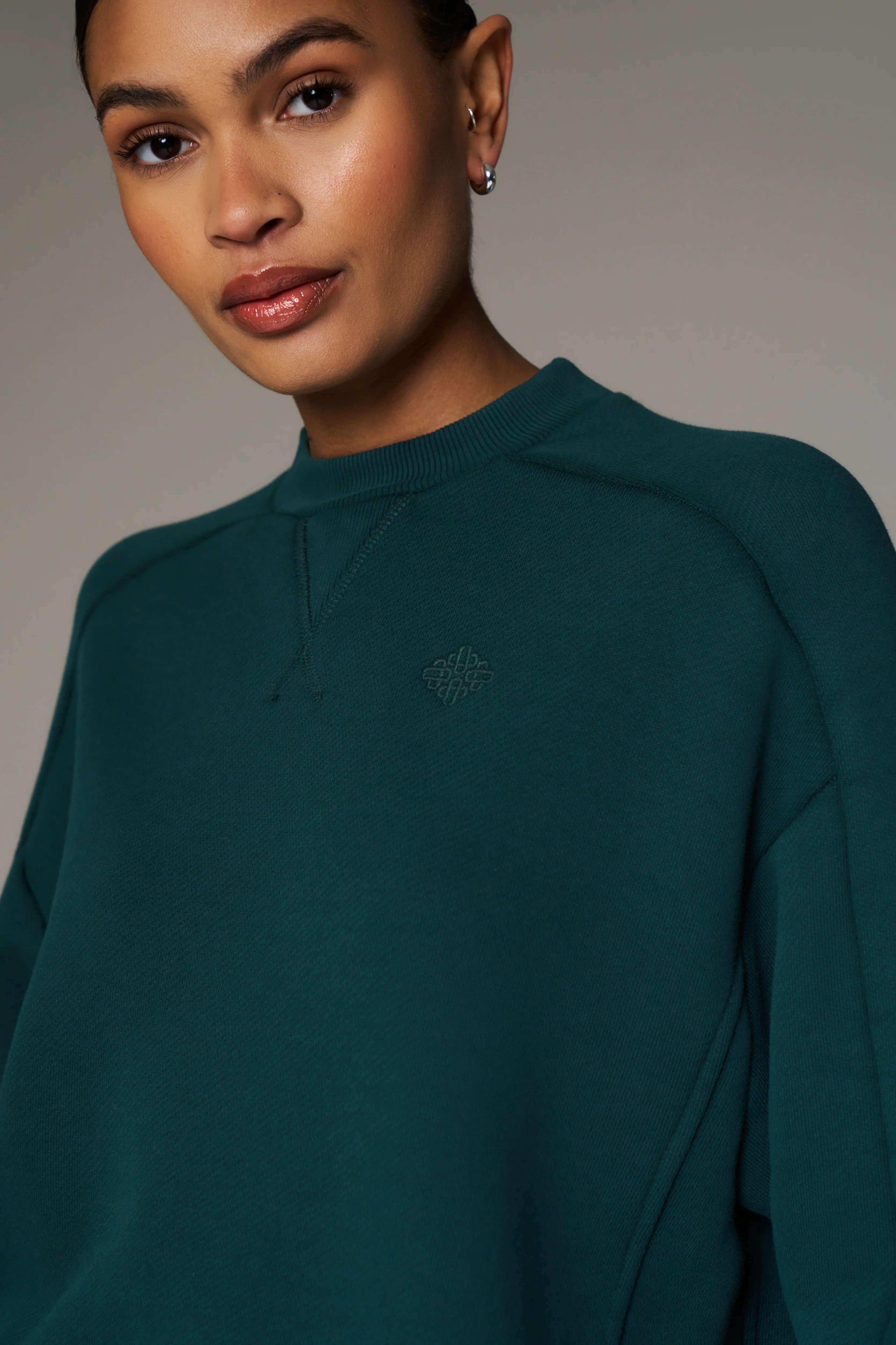 LAUNDERED CLASSICS SEAM DETAIL SWEATSHIRT - GREEN