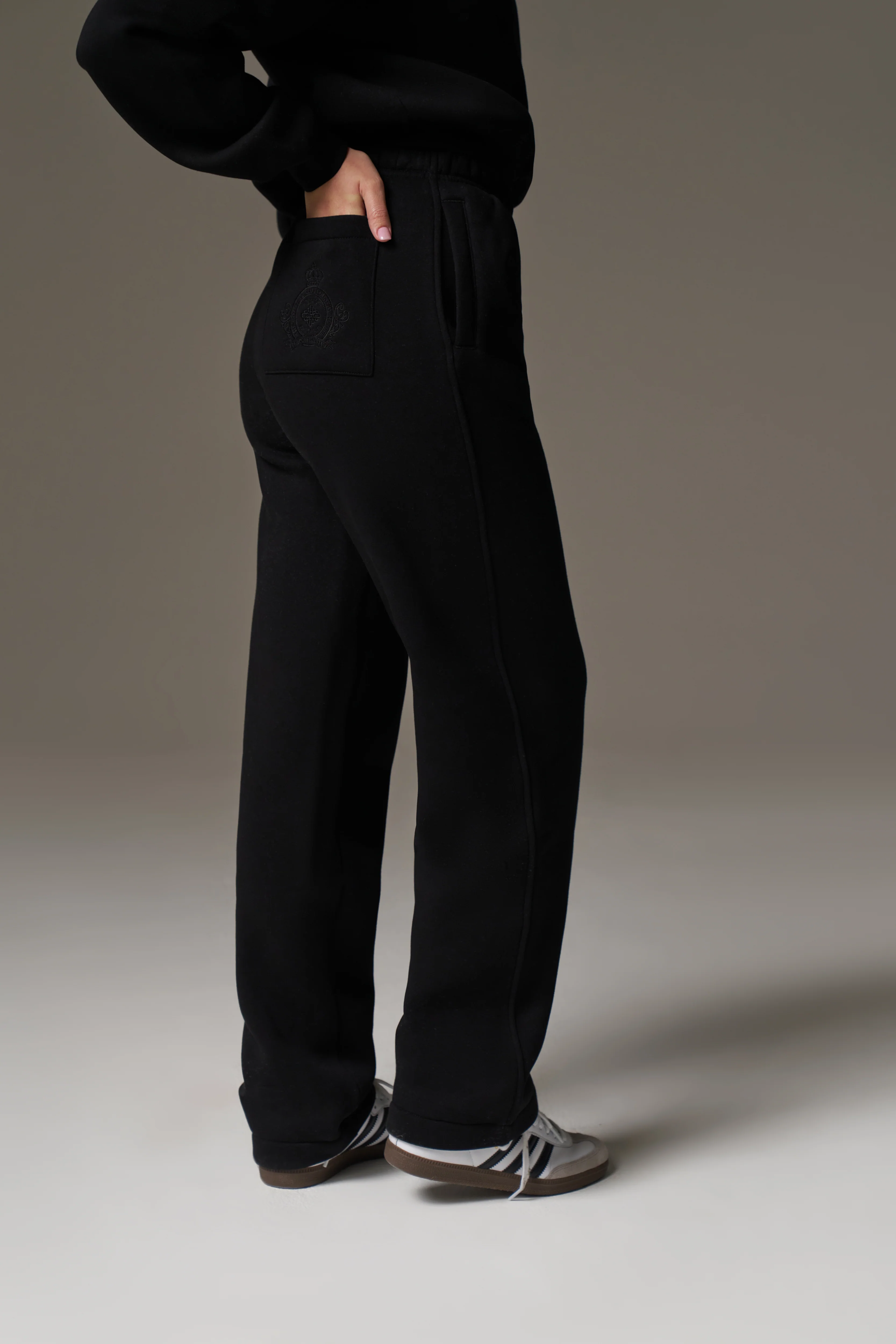 EMBROIDERED CREST RELAXED JOGGERS - BLACK