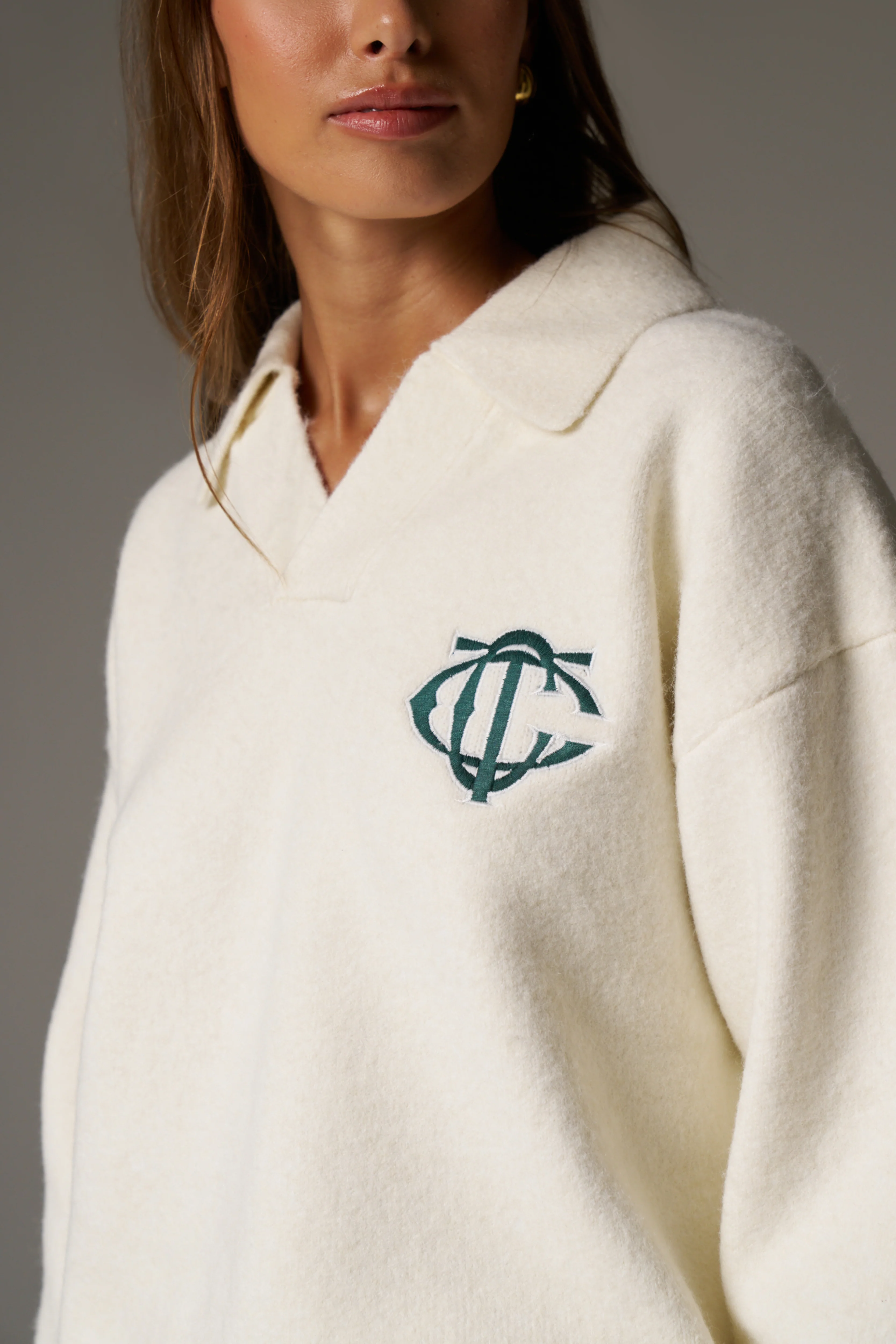 MONOGRAM EMBLEM KNITTED POLO TOP - OFF WHITE