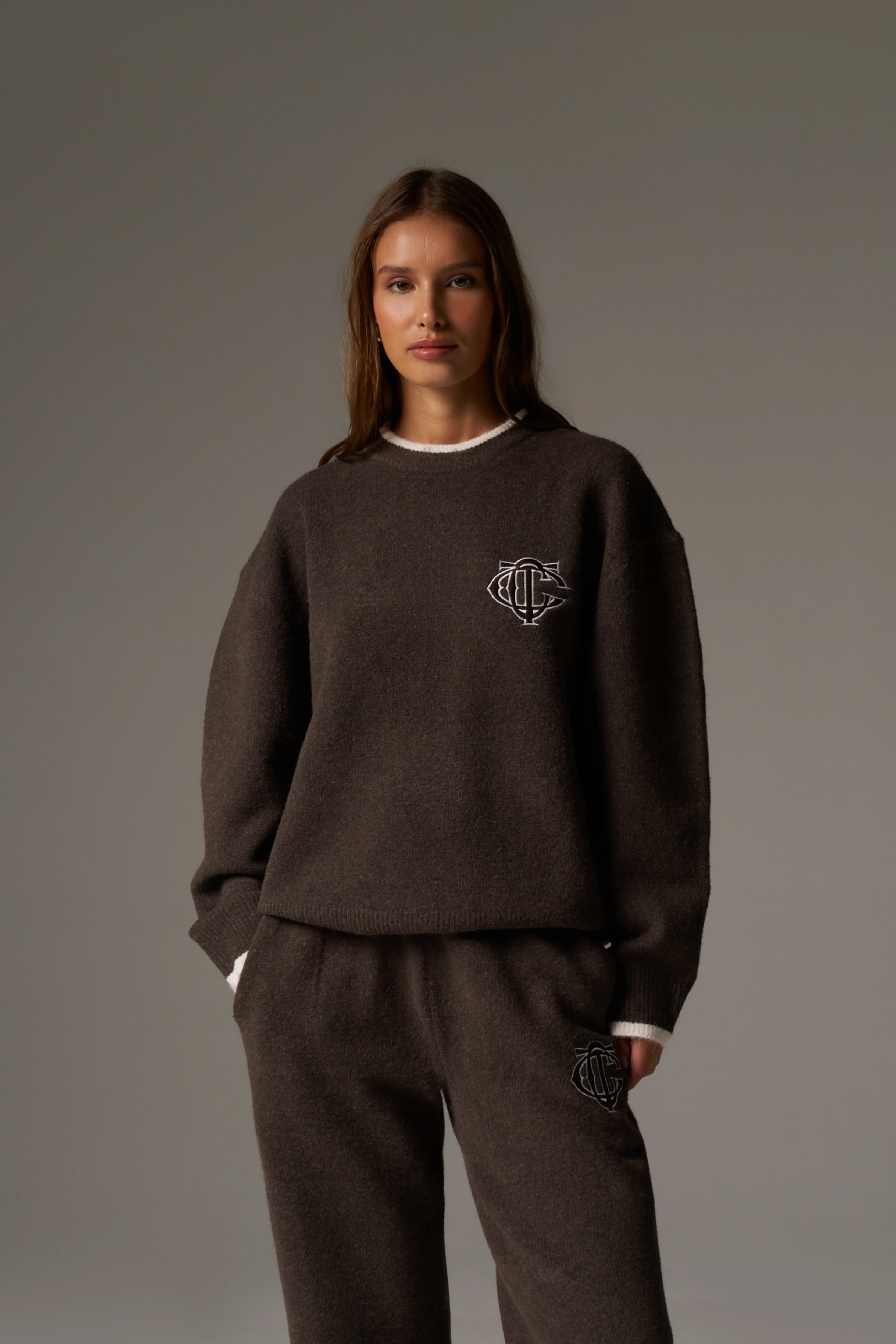 MONOGRAM EMBLEM KNITTED CREW - BROWN
