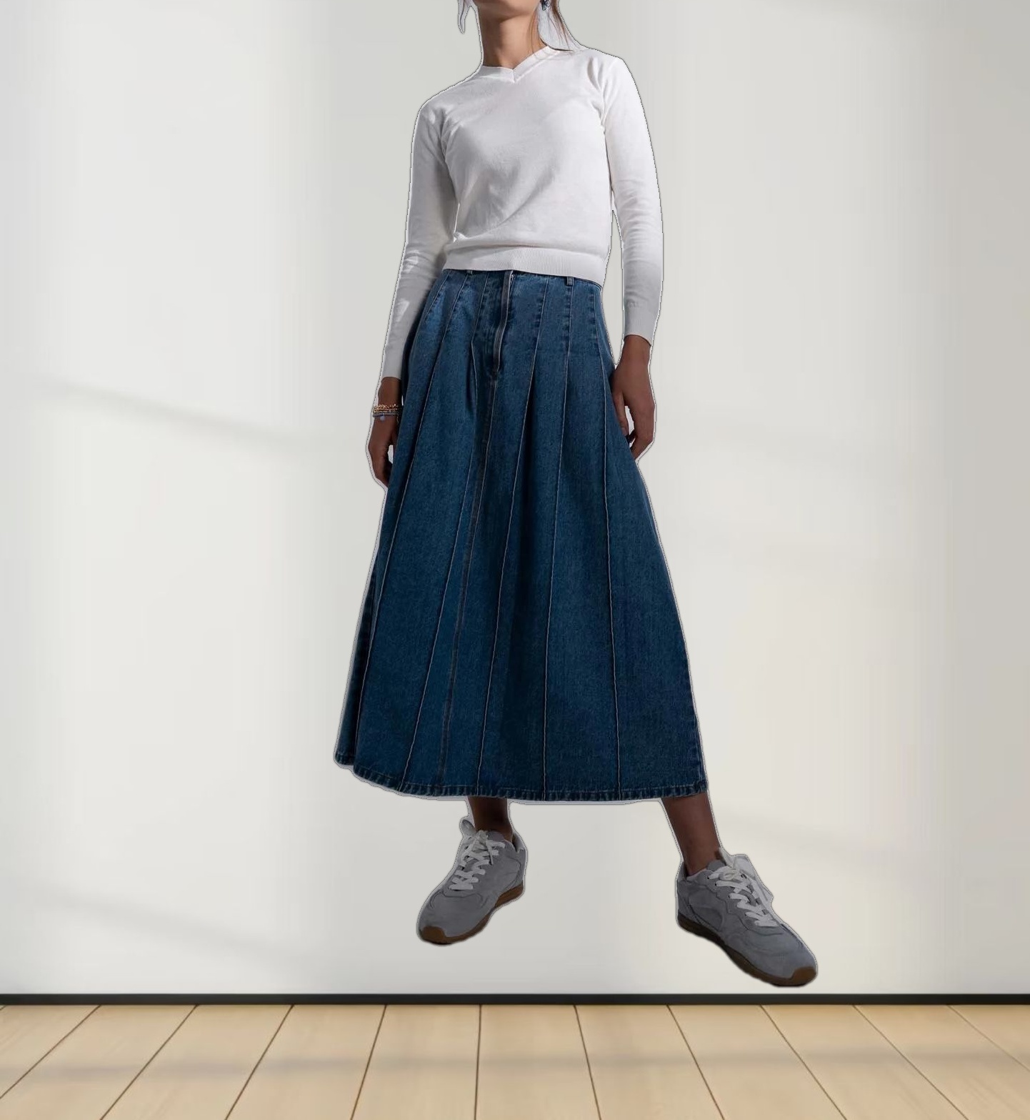 High V Lightweight Sweater-White