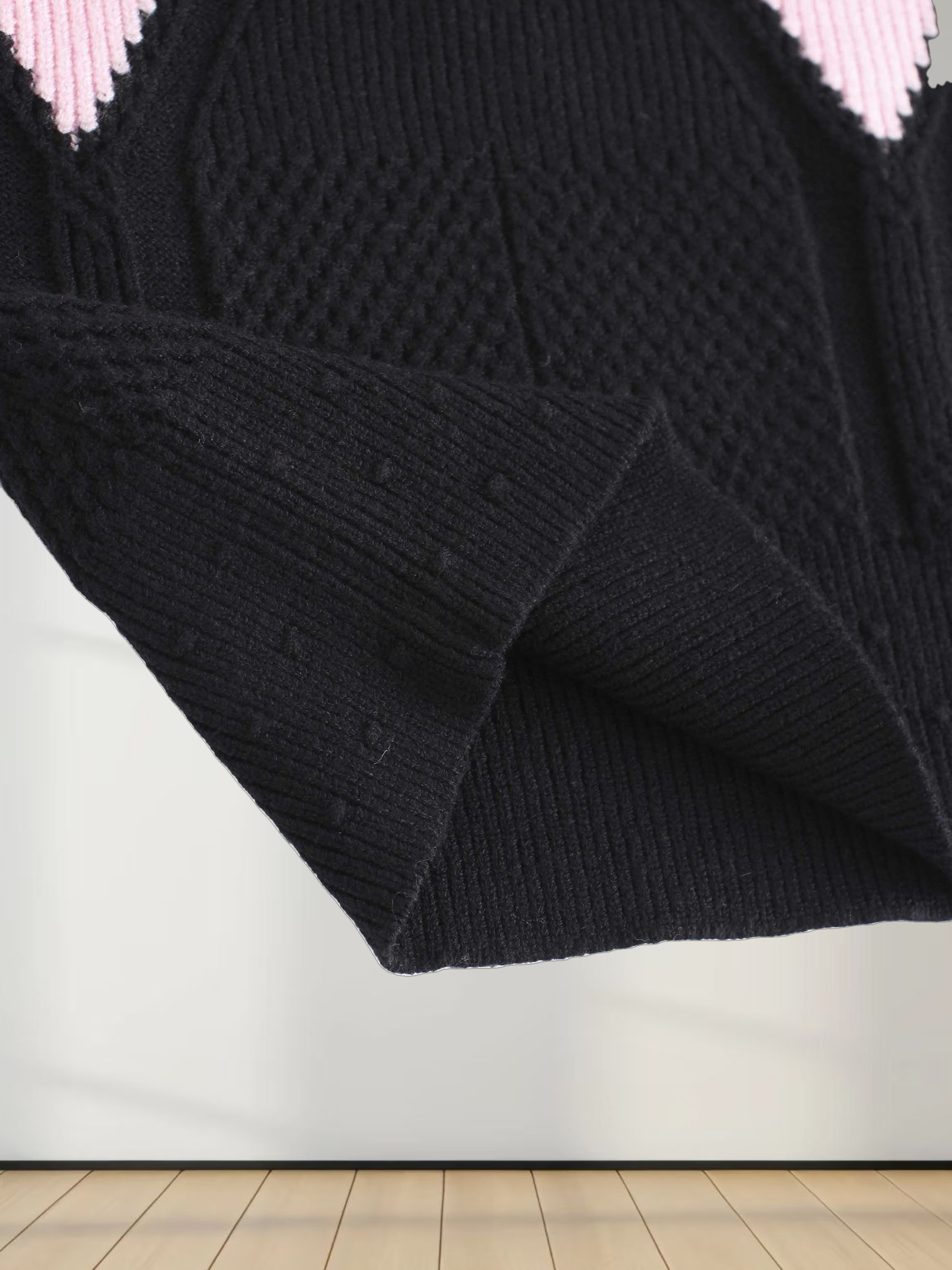 Center Diamond Sweater-Black/Pink