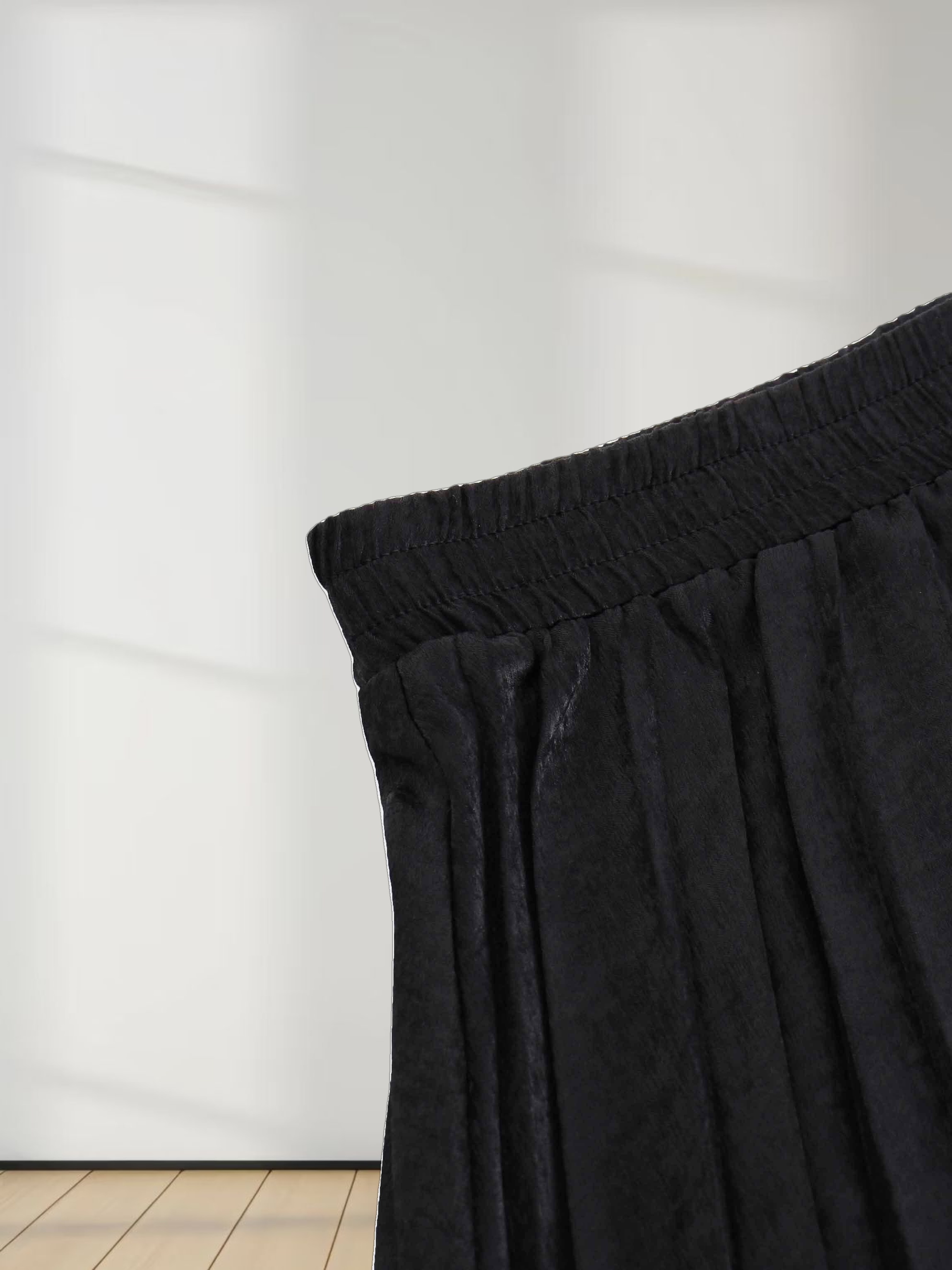 Covered Band Pleated Skirt-Black Shimmer