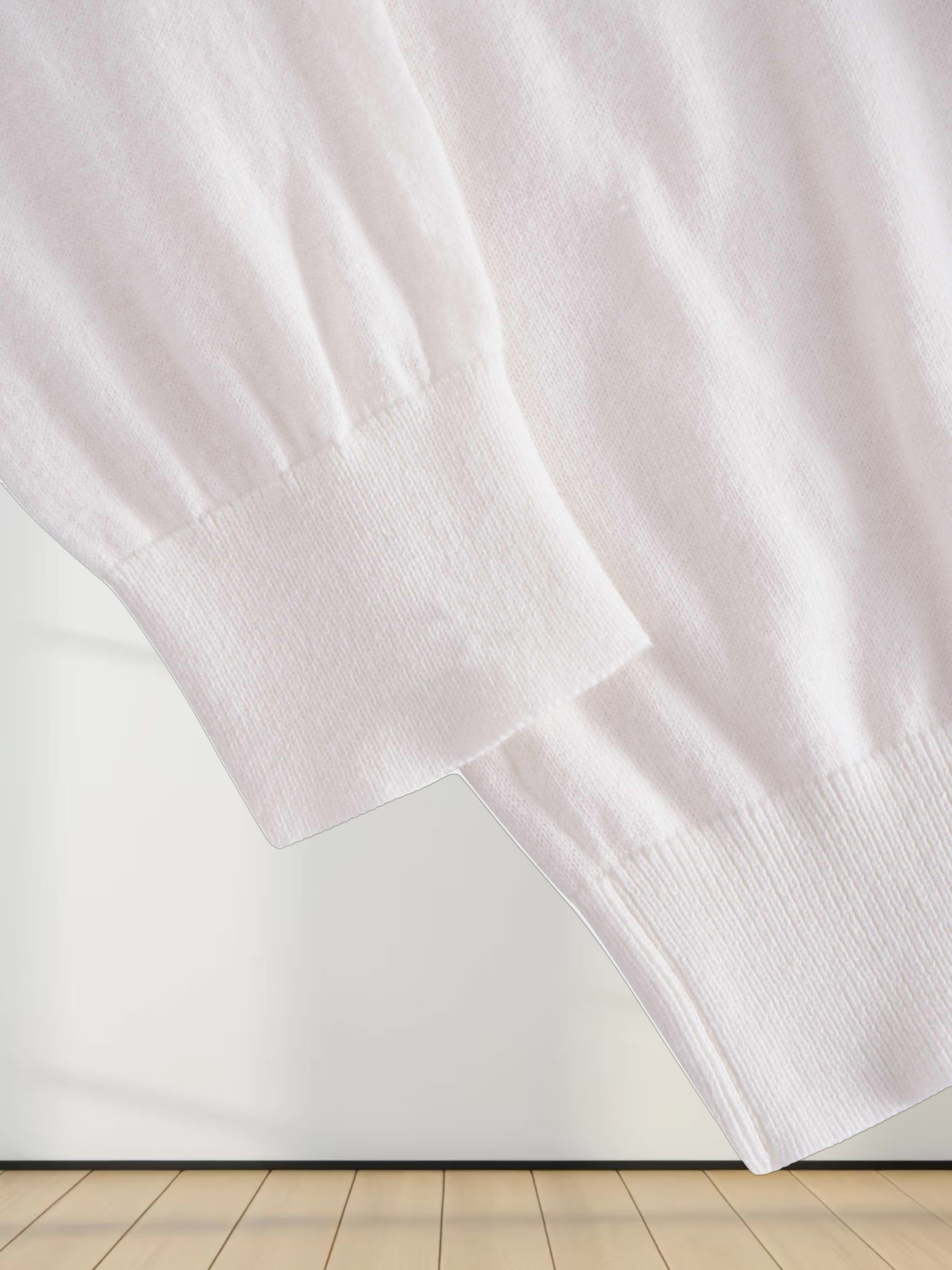 High V Lightweight Sweater-White