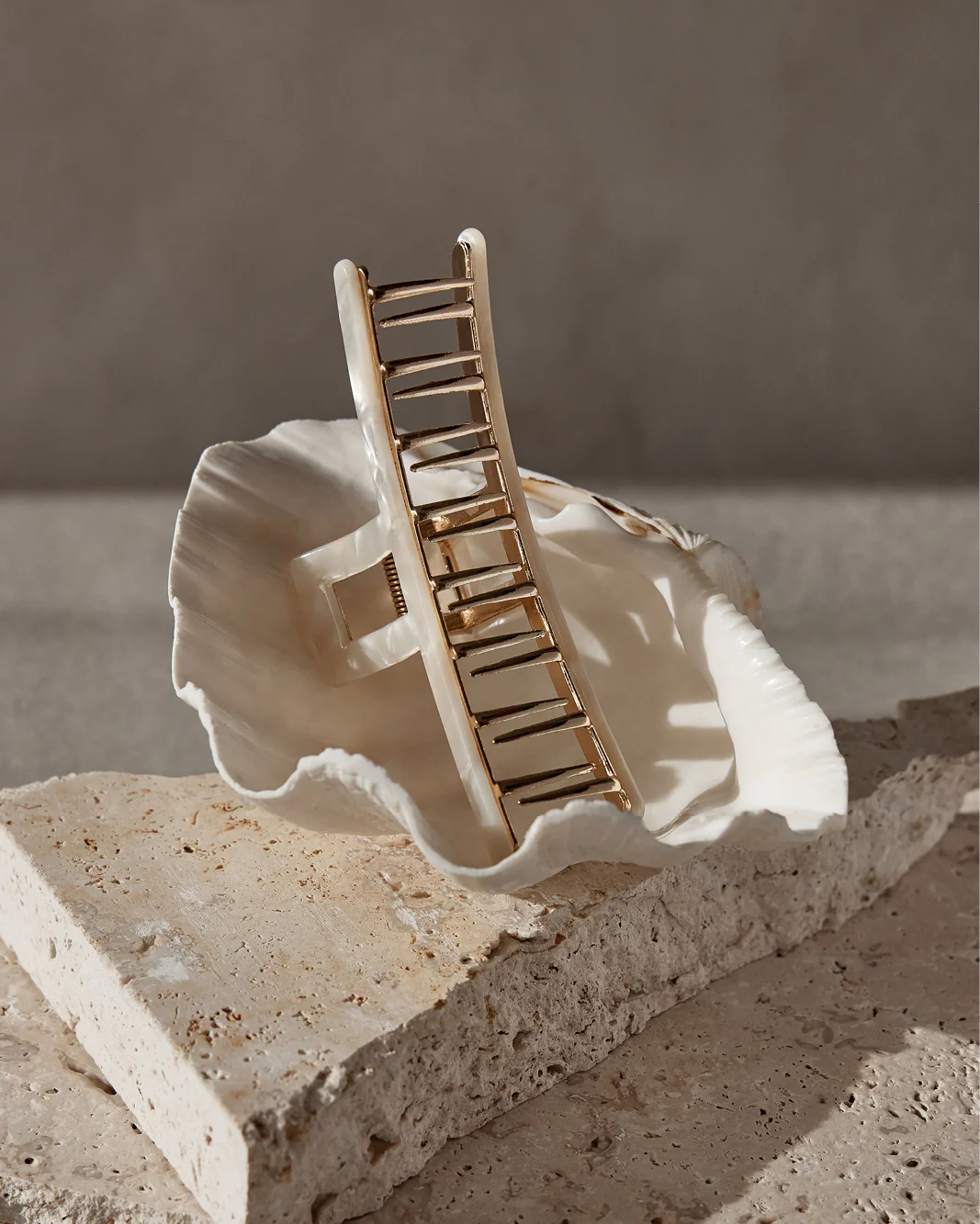 RESIN METAL CLAW CLIP - PEARL