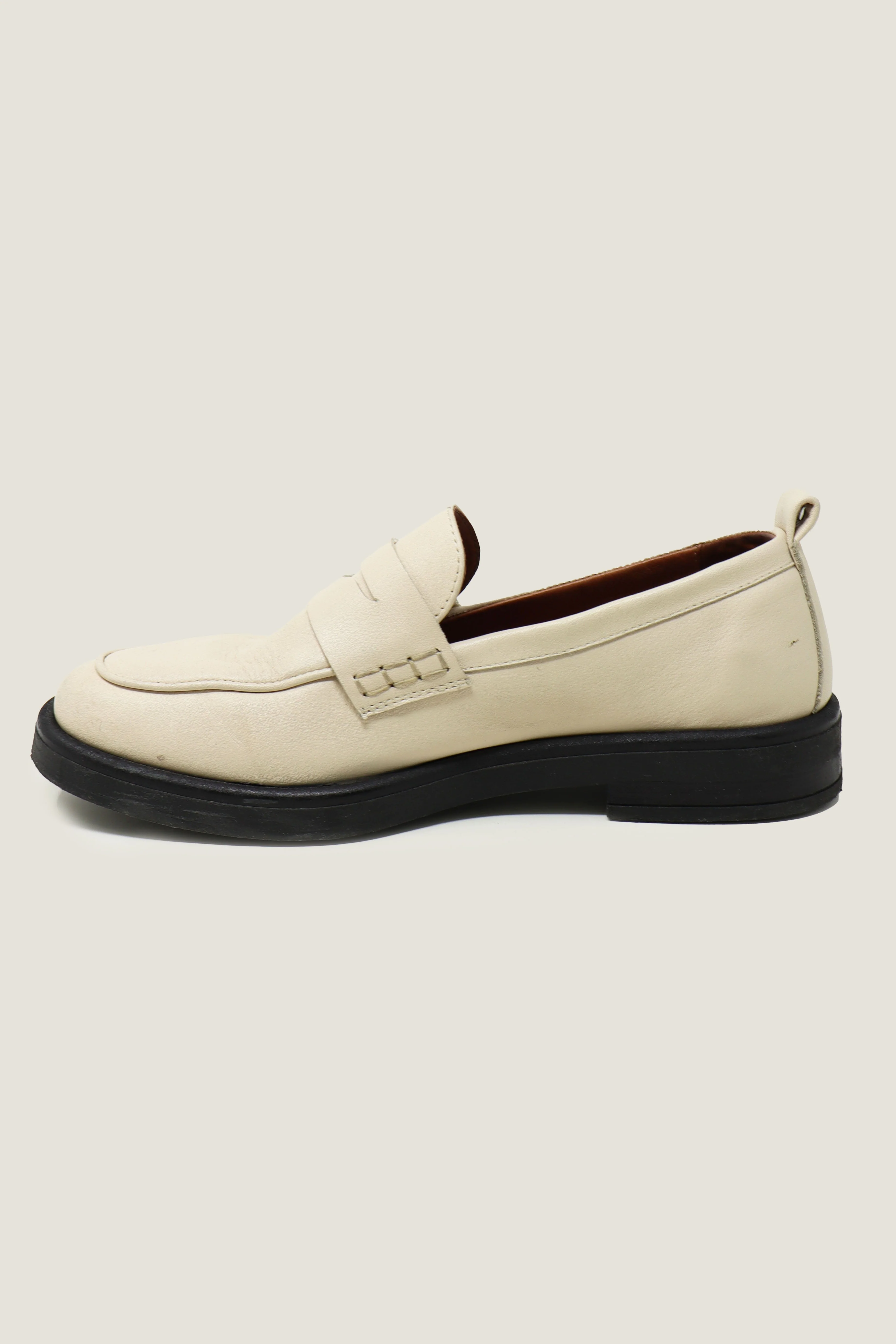 PAVEMENT Leather Loafers | Cream