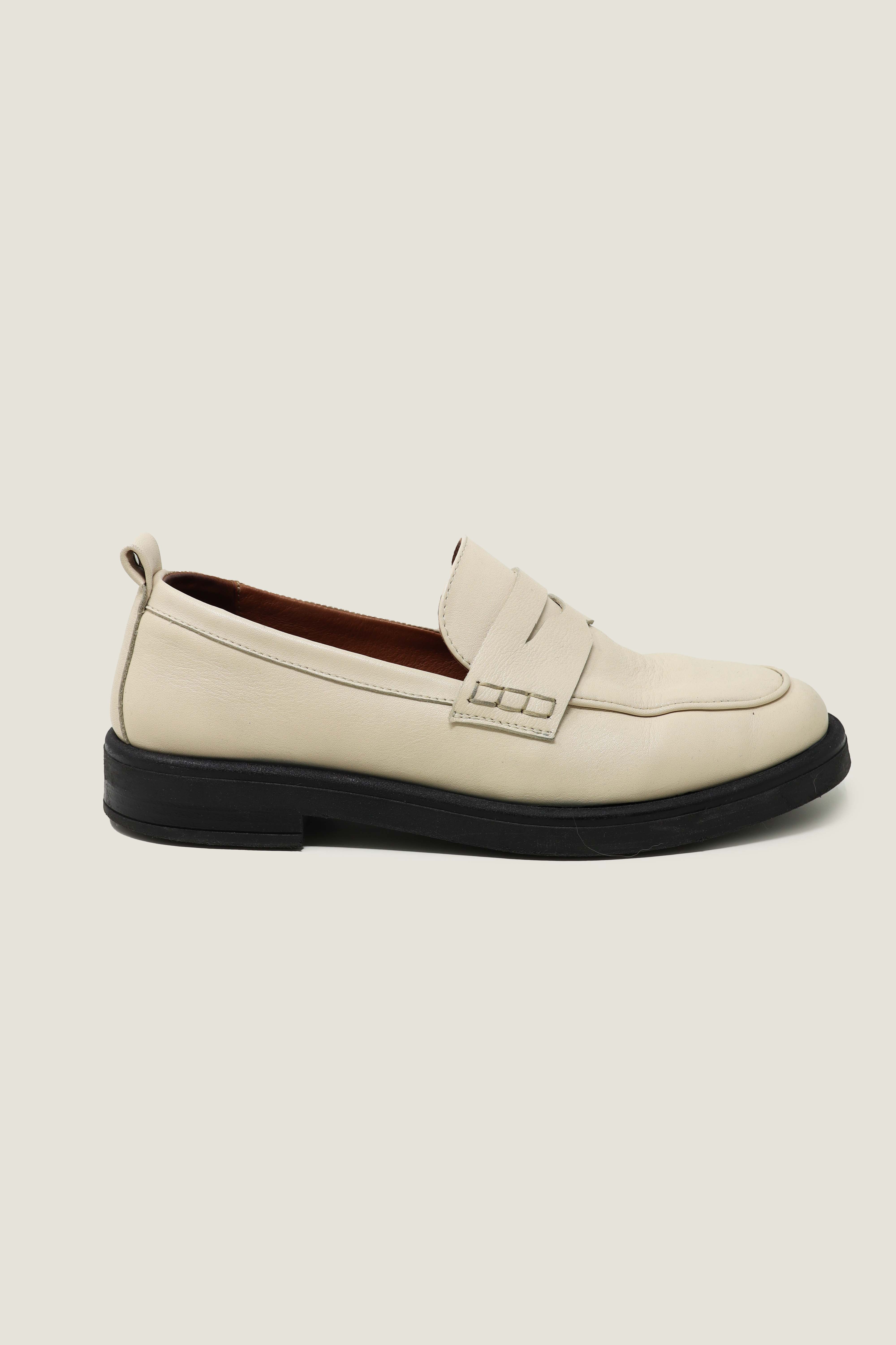 PAVEMENT Leather Loafers | Cream