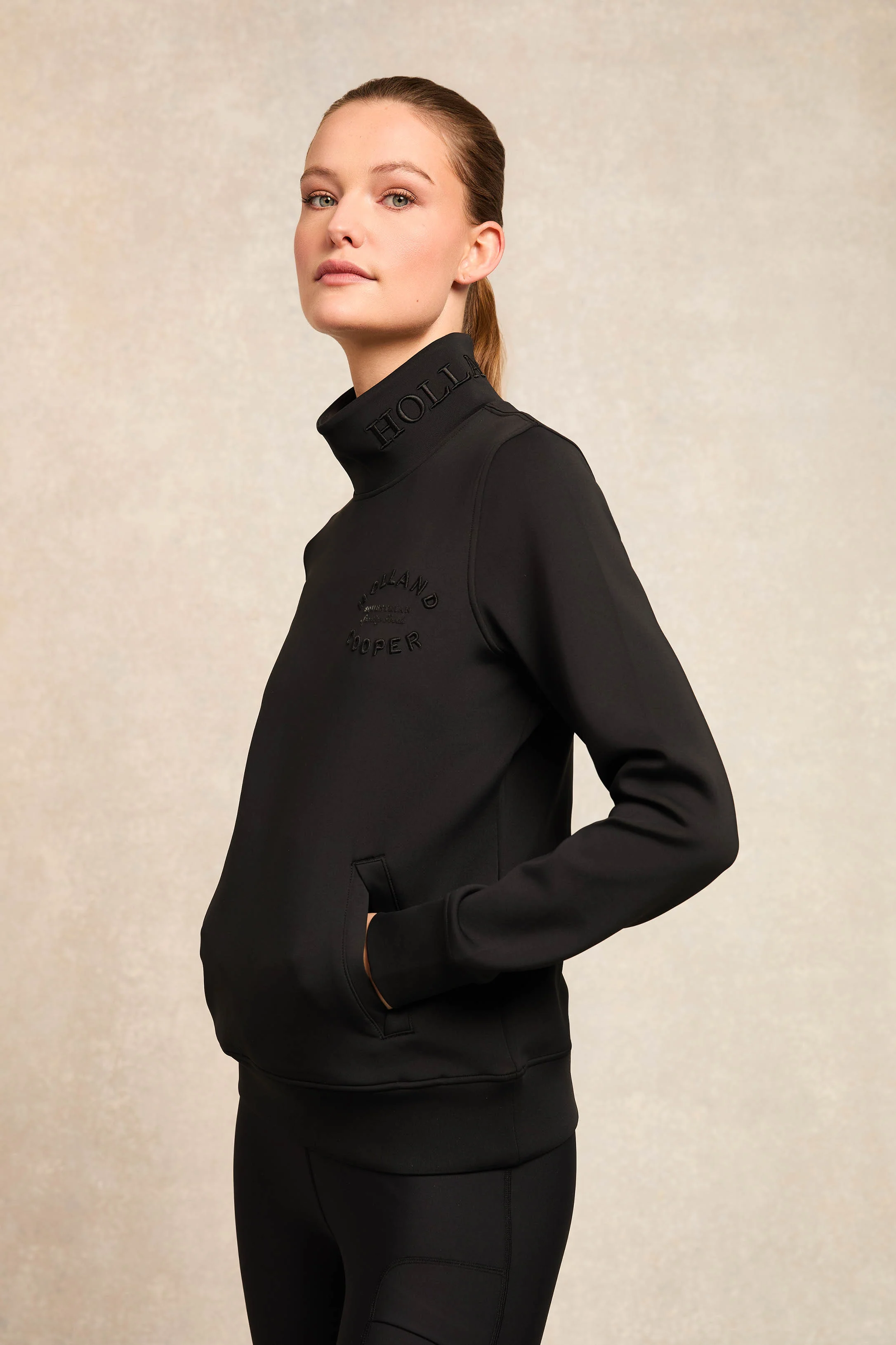 Training Funnel Sweat (Black)