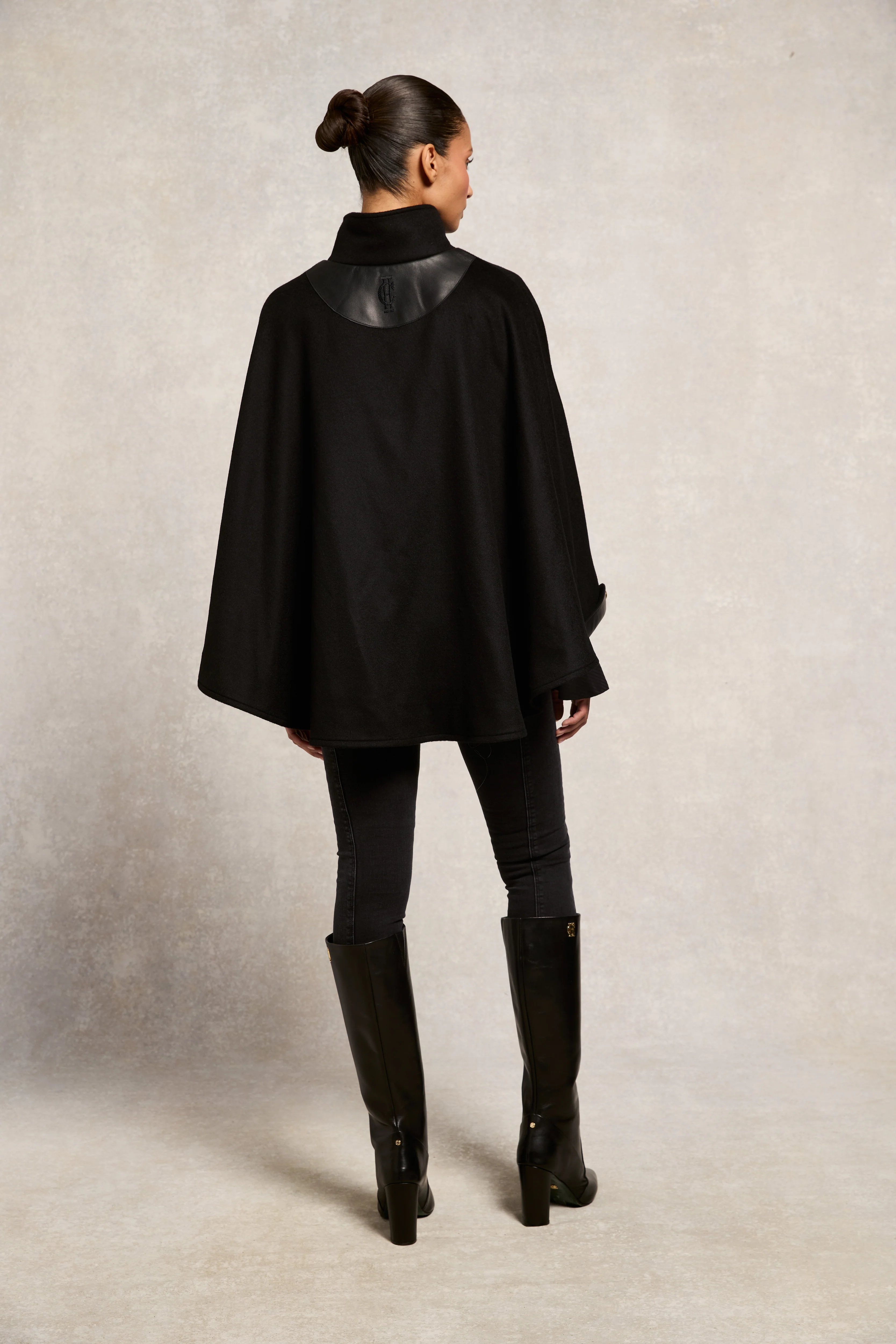 The Classic Cape (Black)