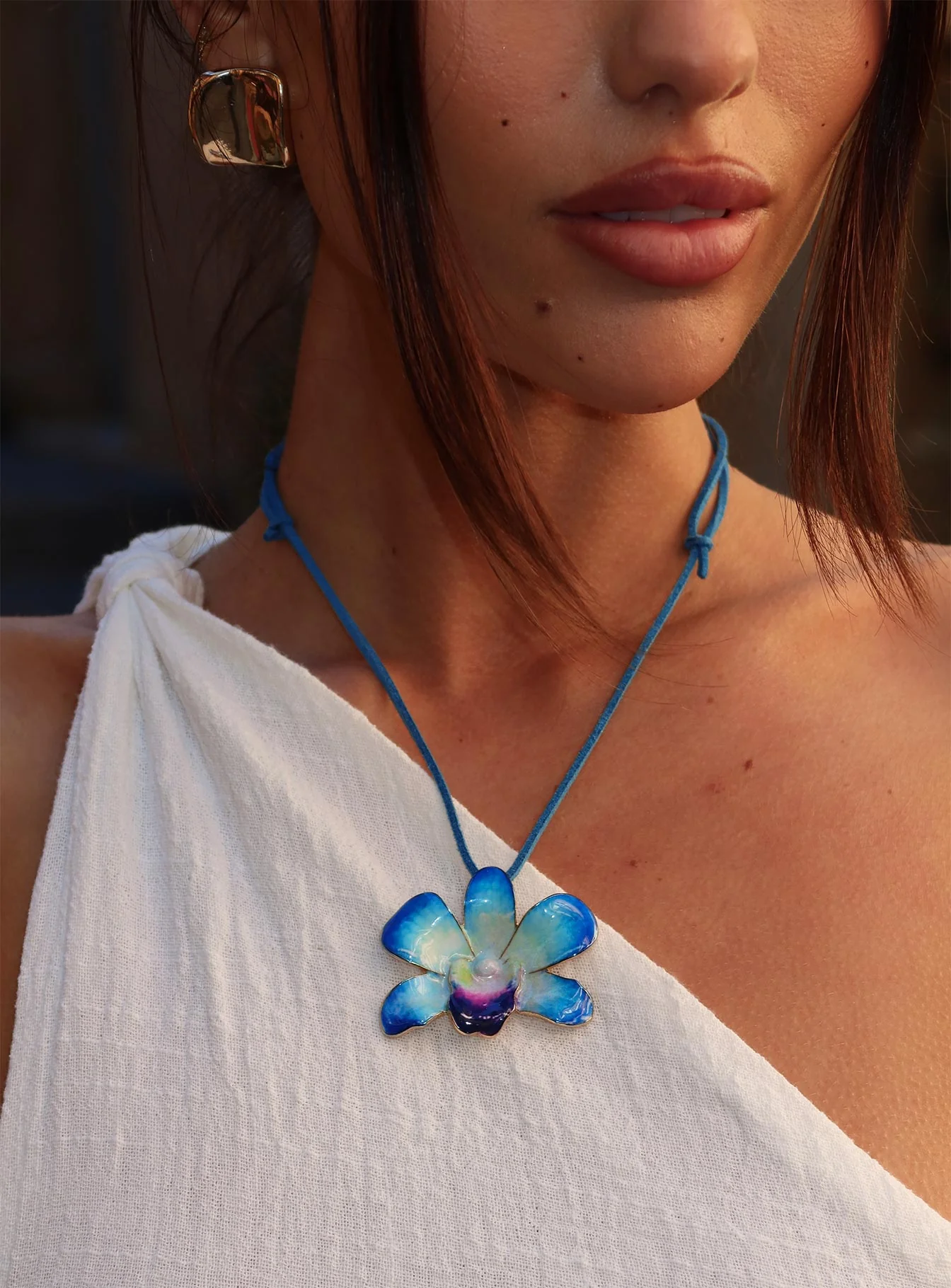 Wildrose Flower Pendant Necklace Blue