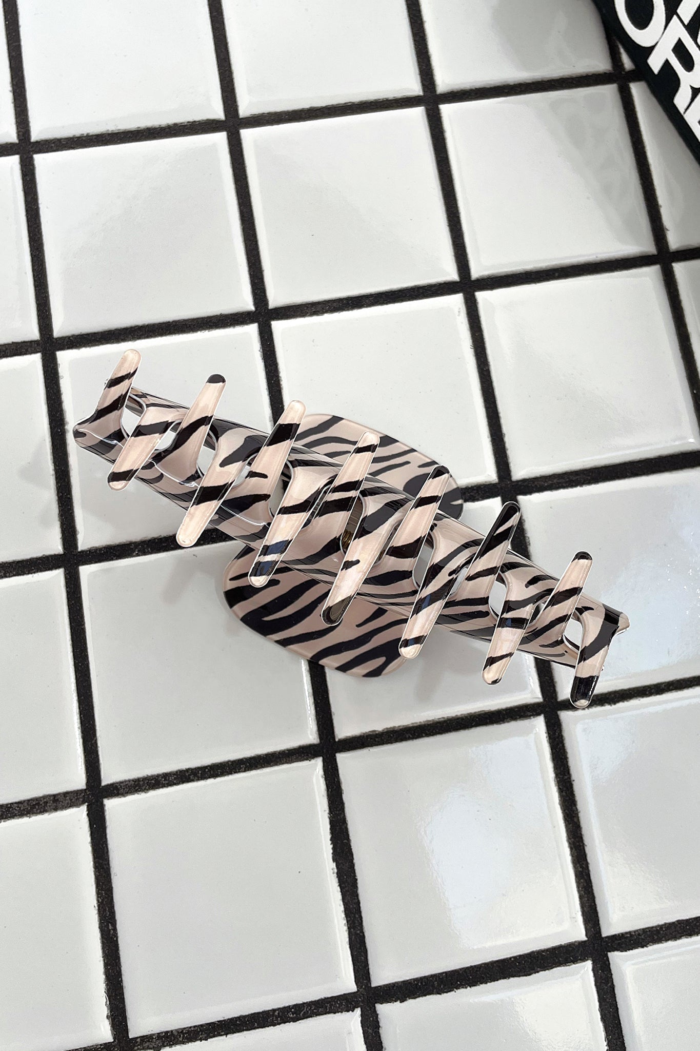 Didi Claw Clip - Black / Beige Zebra