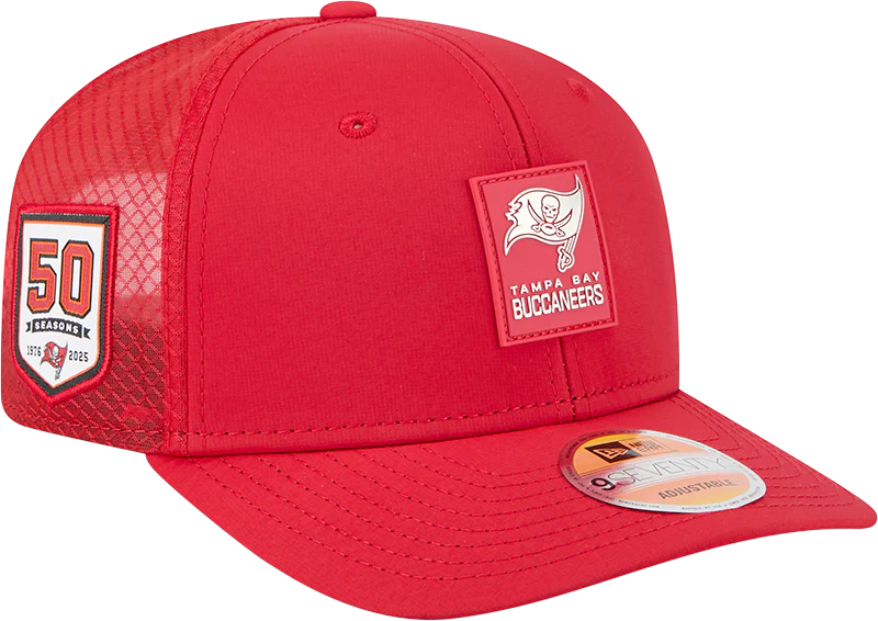 Men's Tampa Bay Buccaneers New Era Red 2025 Sideline 9SEVENTY Trucker Adjustable Hat