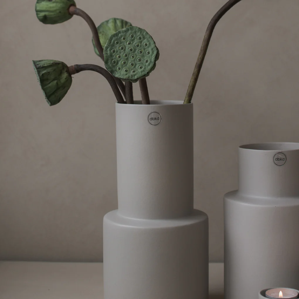 Oblong Vase: Schlichte Eleganz von Designerin Halina Fritsch in Grau und Schwarz