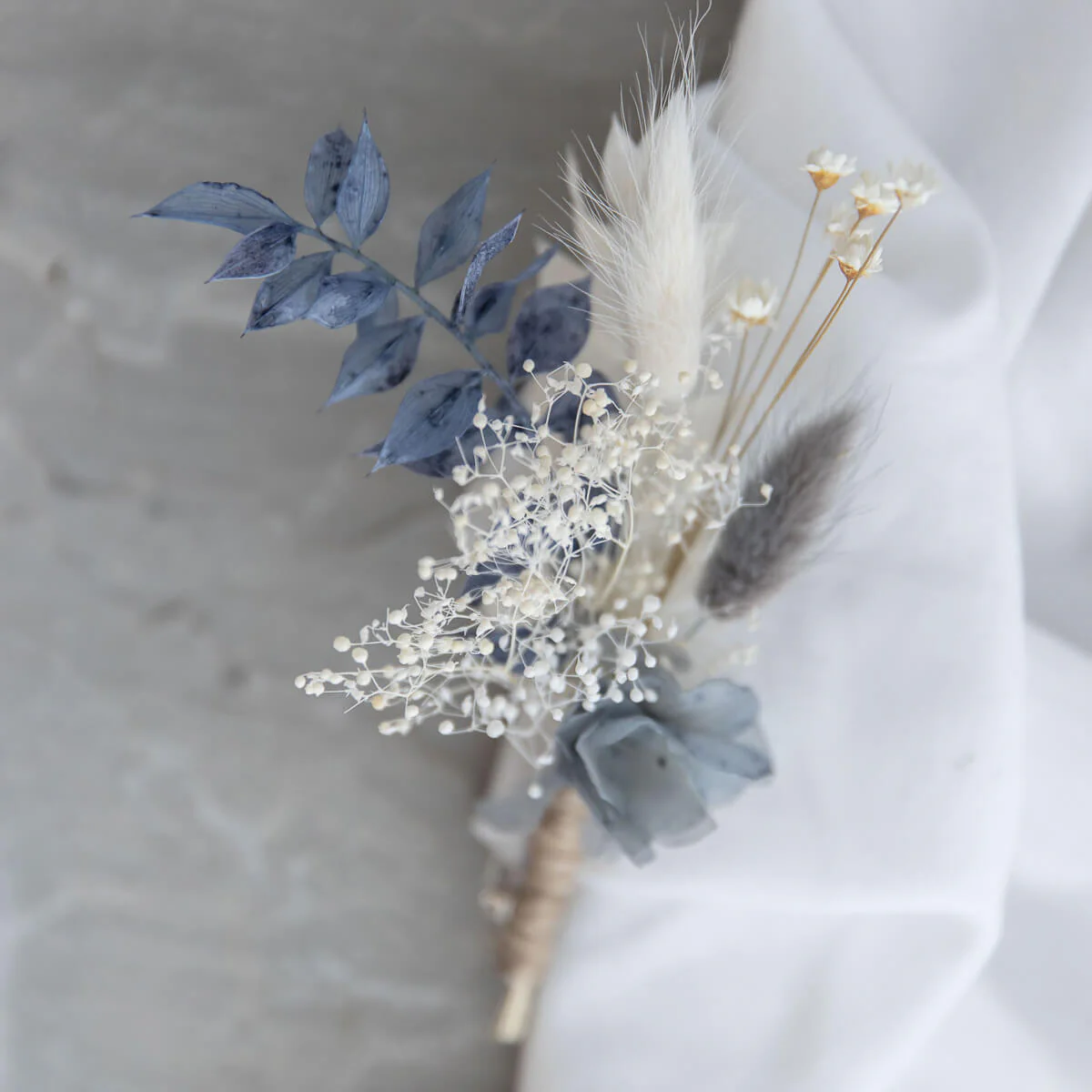 Anstecker Bräutigam & Trauzeuge Trockenblumen weiß blau