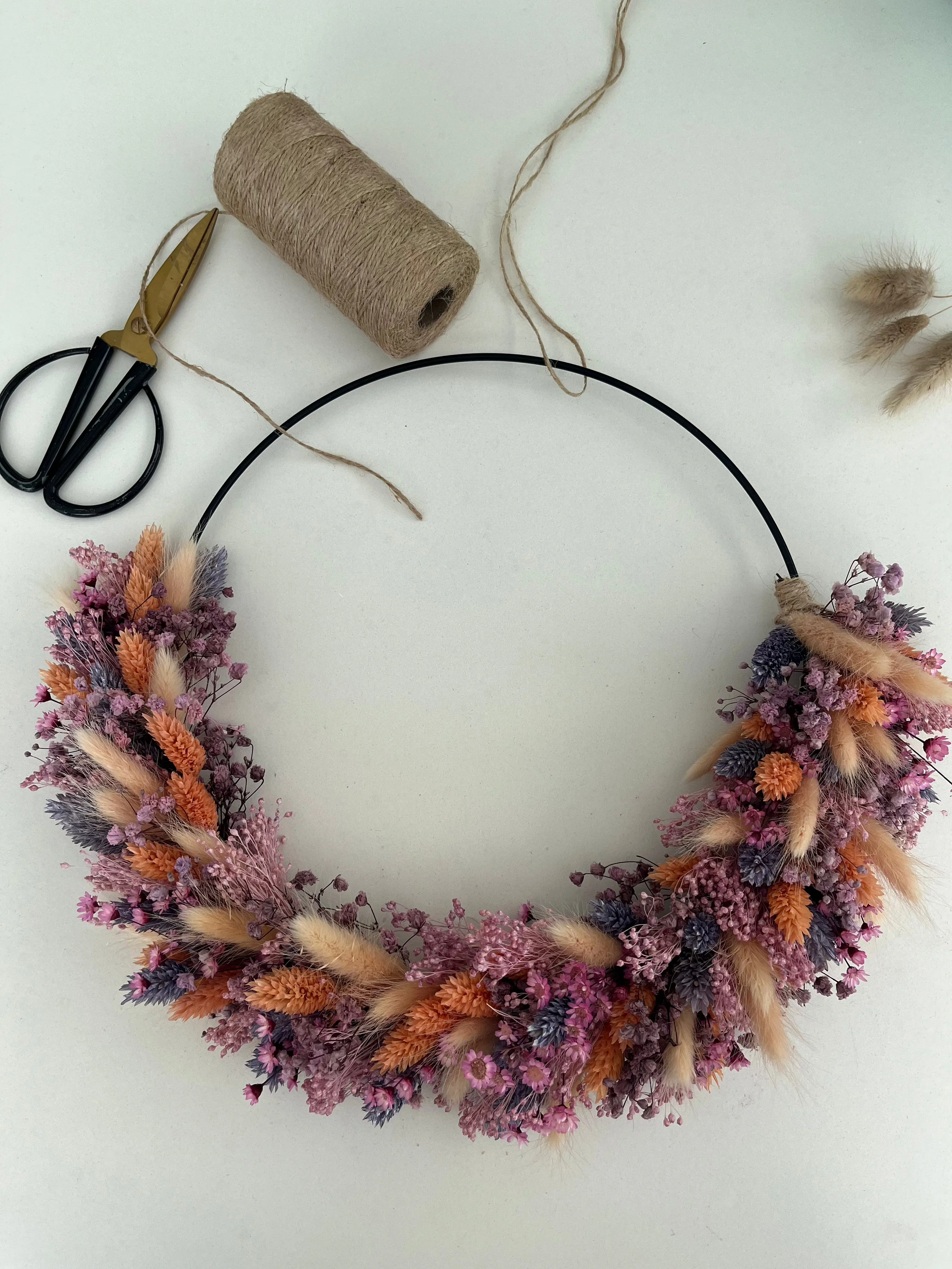 DIY: Trockenblumenkranz Flora in lila rosa